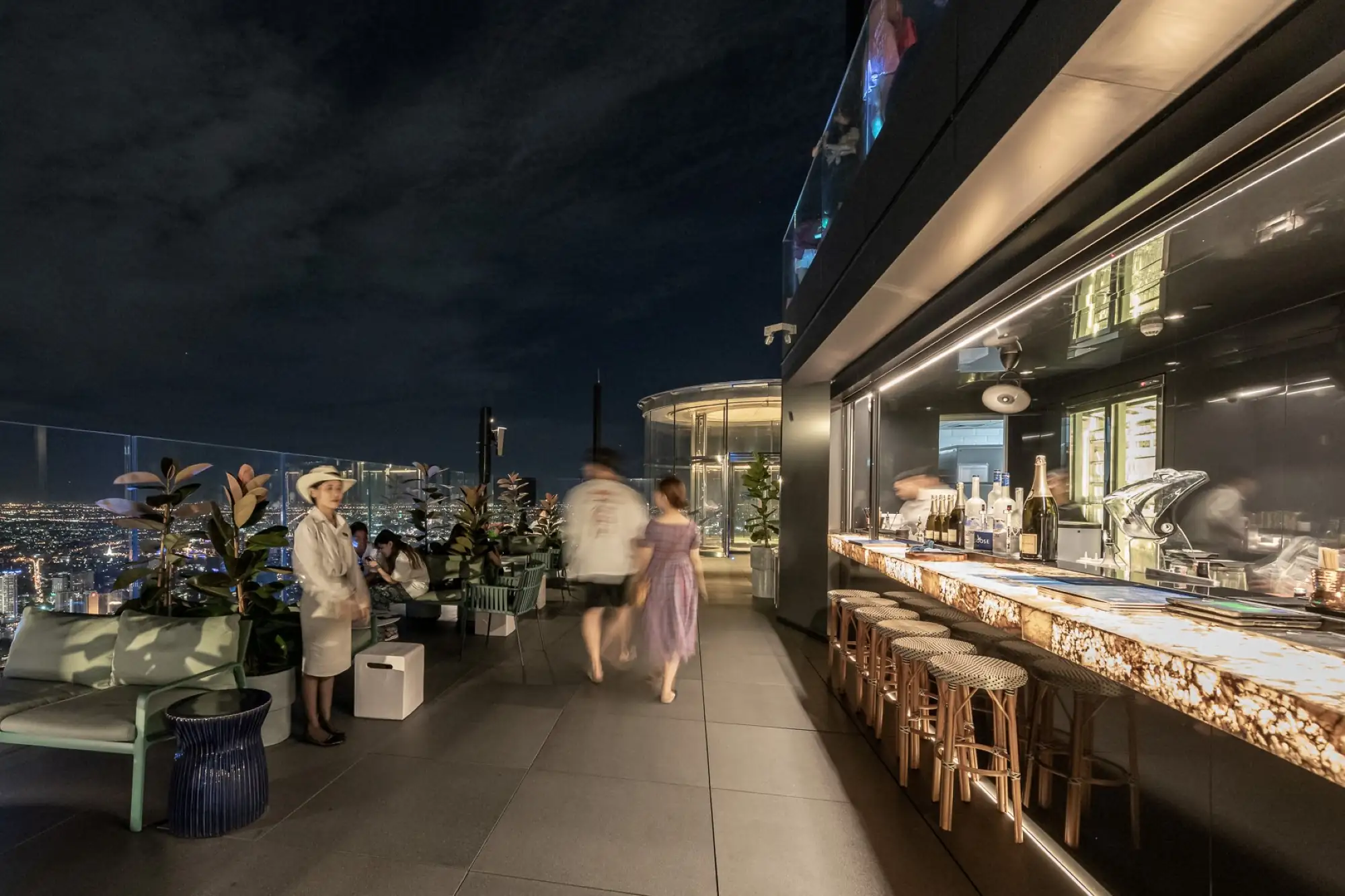 78樓的Rooftop Bar方便觀景遊客點調酒與飲品（圖片來自：Mahanakhon官網）