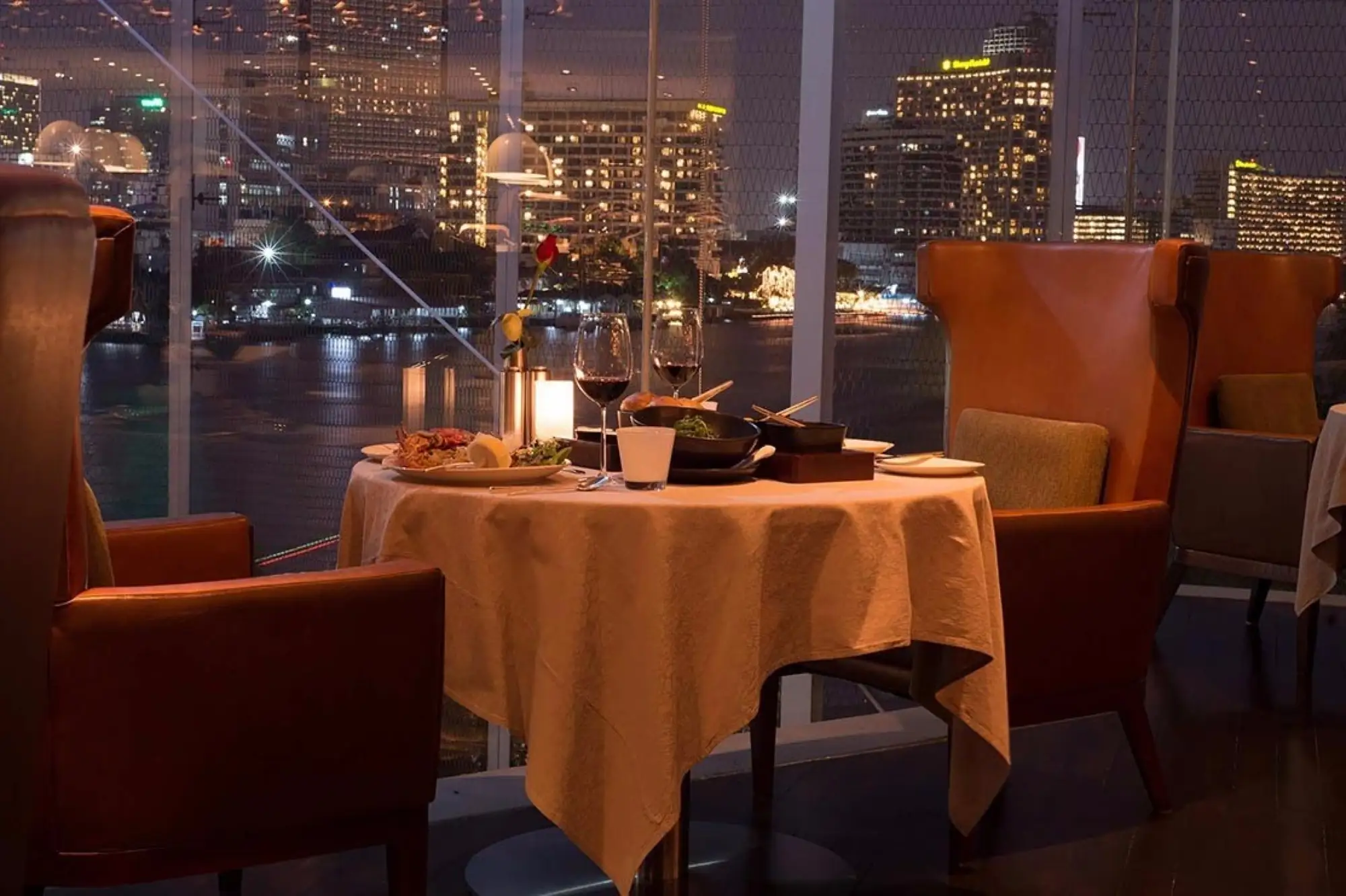 PRIME牛排餐廳推燭光晚餐，精緻佳餚打造浪漫情人夜。（圖片來自：Millennium Hilton Bangkok）