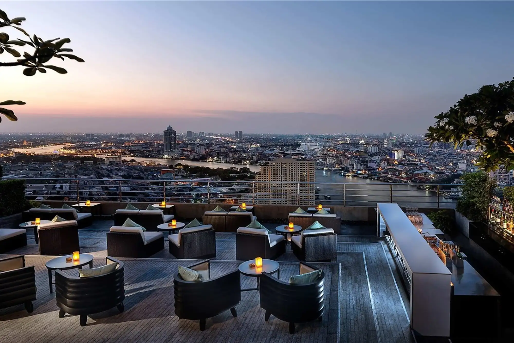 ThreeSixty屋頂酒吧坐擁360度曼谷美景（圖片來自：Millennium Hilton Bangkok）