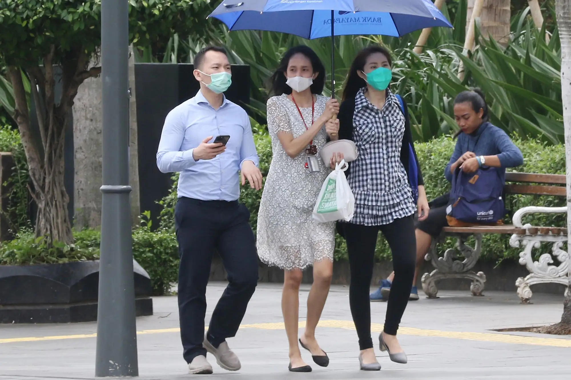 泰国新冠肺炎疫情，使民众更改生活习惯影响各产业。（图片来自：thejakartapost）