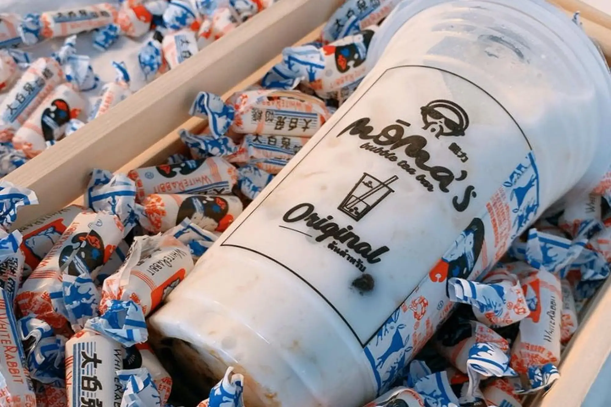 大白兔奶糖是不少上海人的回忆，现在在曼谷也喝得到。（图片来自：MOMA’S TEA官网）