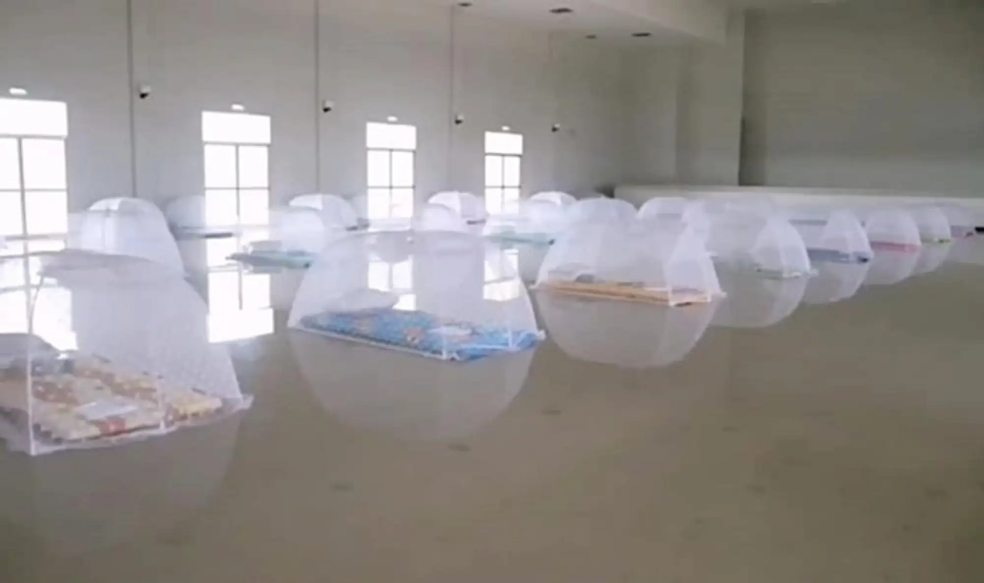 泰国网友表示：隔离所的蚊帐床位看起来像是童子军营（图片来自：kapook）