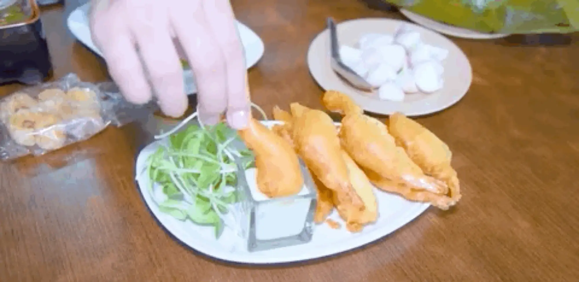 普吉林記福建麵的炸蝦沾醬吃，外酥內軟。（VISION THAI 看見泰國）