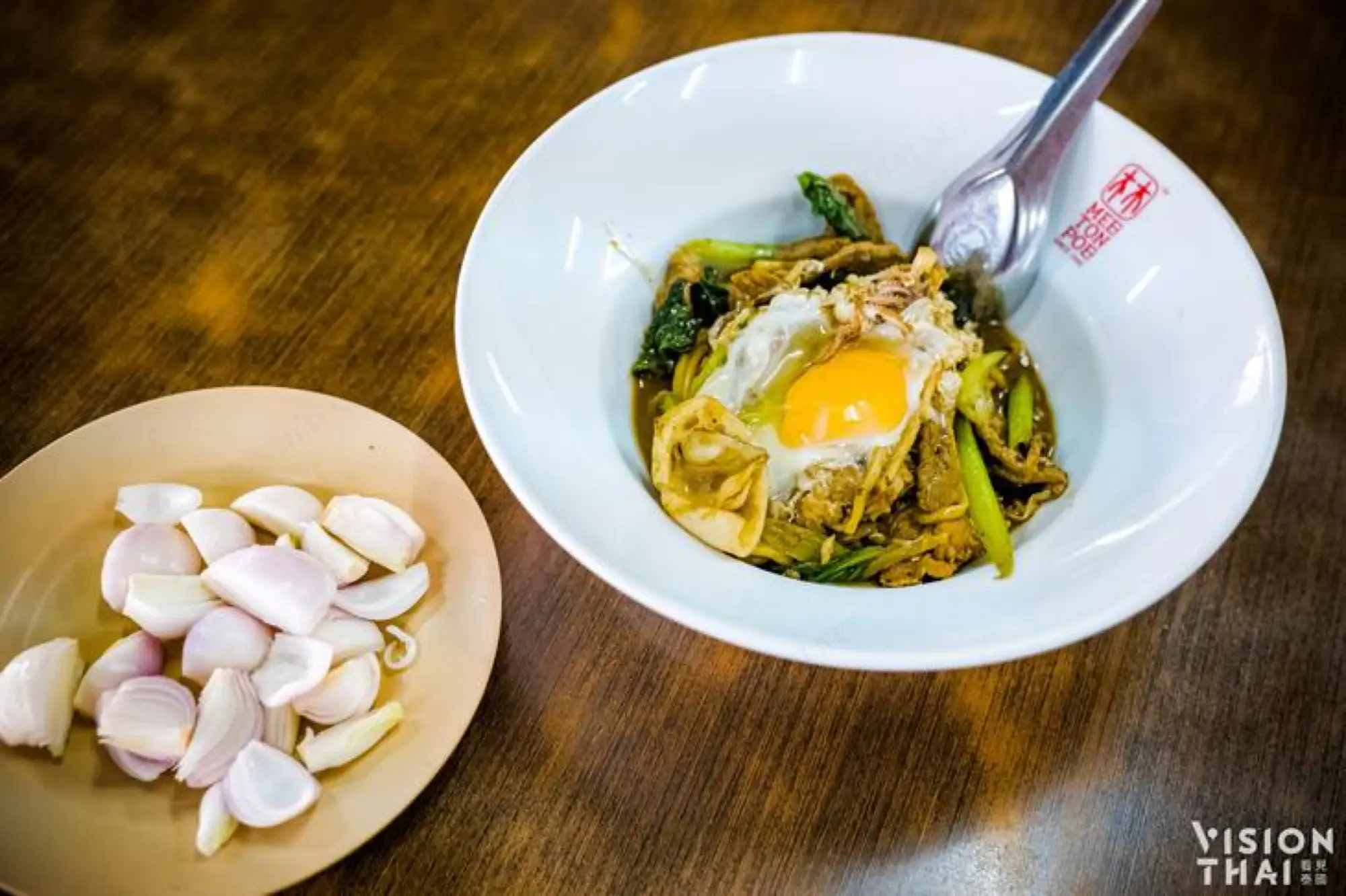 普吉林記福建麵第三代對美味的詮釋，配蒜和紅蔥頭更好吃 (VISION THAI)