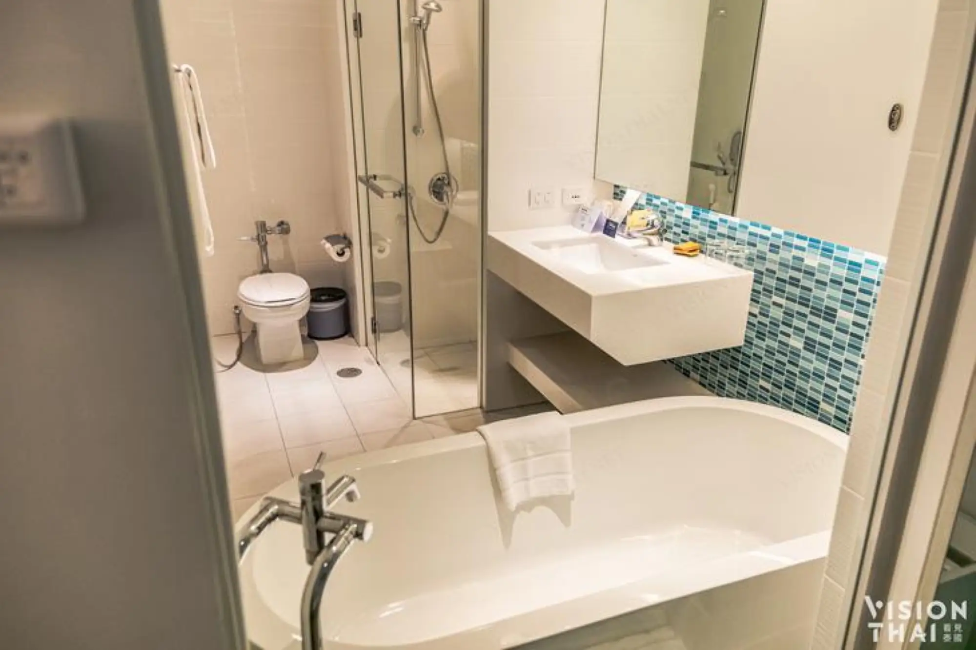 浴室为乾湿分离设计，有浴缸可泡澡。(VISION THAI)
