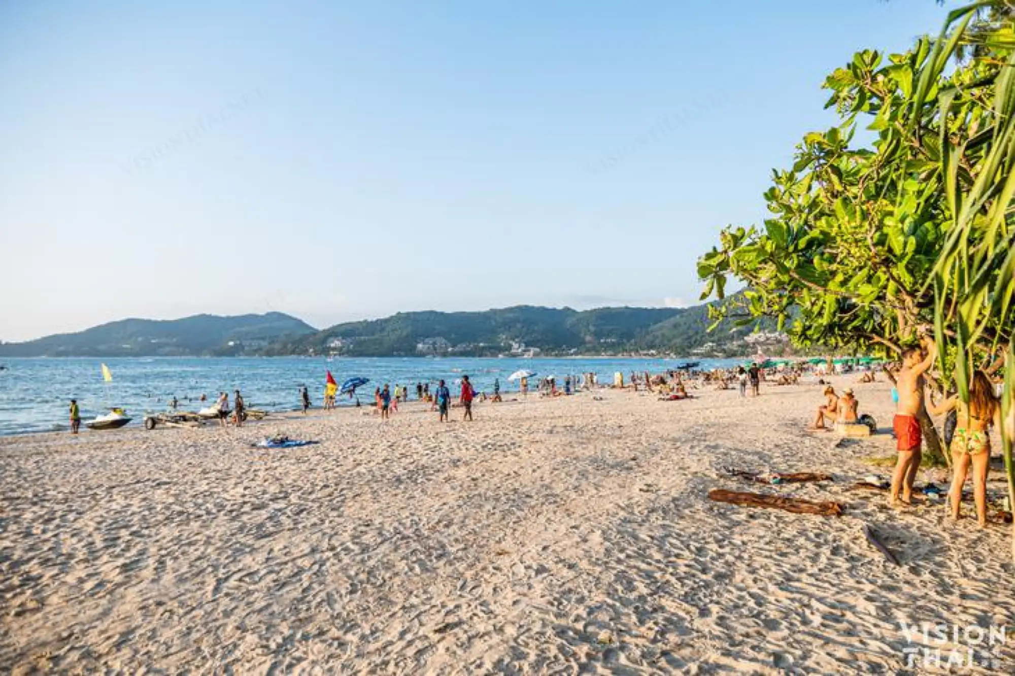 从饭店即可步行到达芭东海滩，玩水超方便。(VISION THAI)