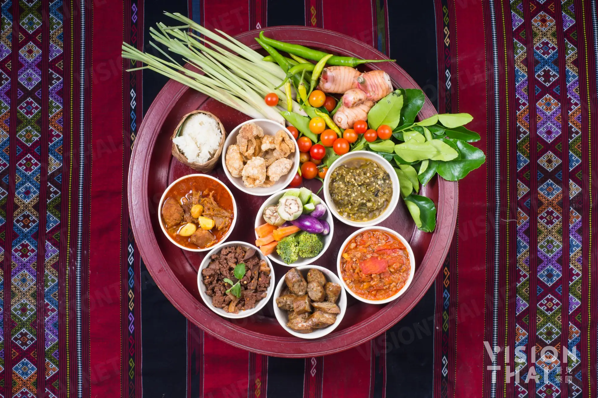 傳統蘭納菜喜歡食材沾醬料配著吃，更能吃出食物的新鮮風味（VISION THAI 看見泰國）