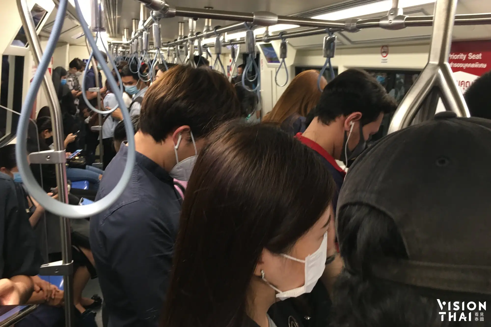 泰國解禁首周復工曼谷捷運地鐵皆擠爆