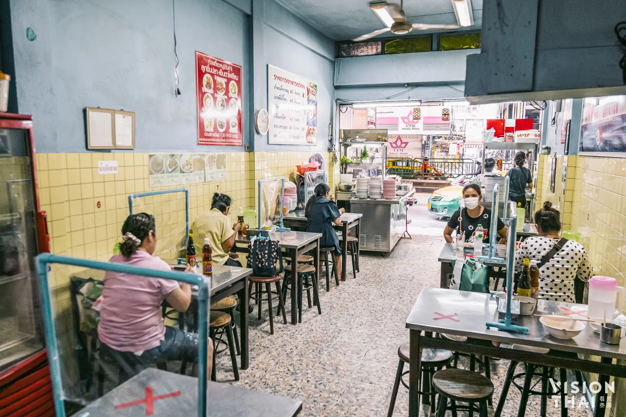 疫情下泰國餐廳內用需做隔離措施(VISION THAI)