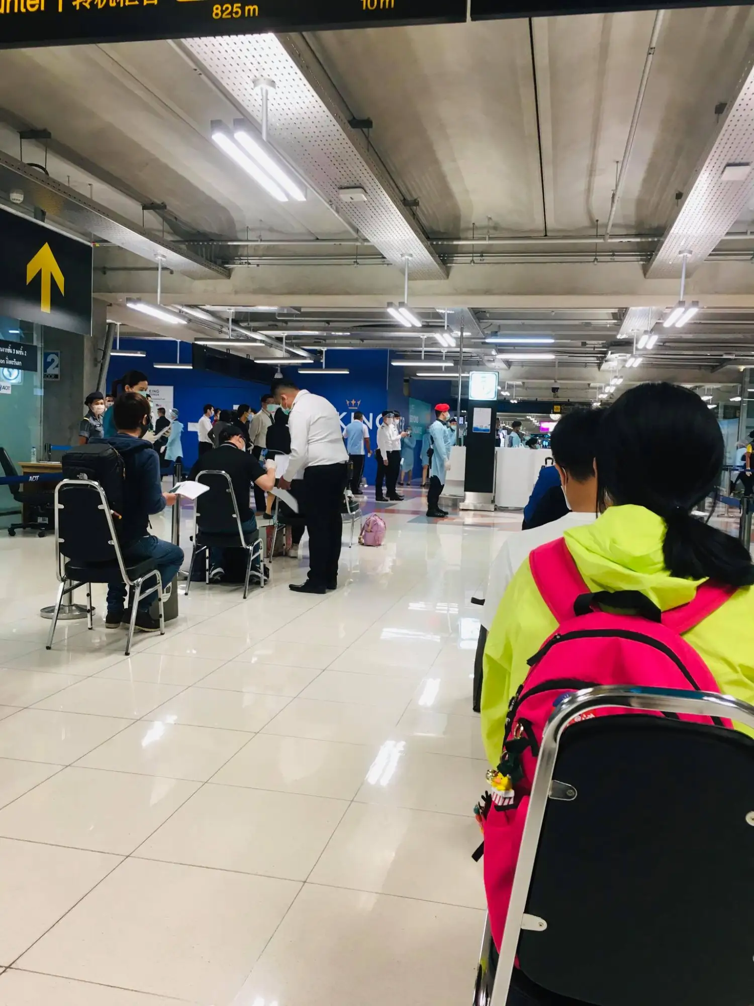 台湾夫妻Rita及Janus于7/15成功入境，图为夫妻俩等待检查