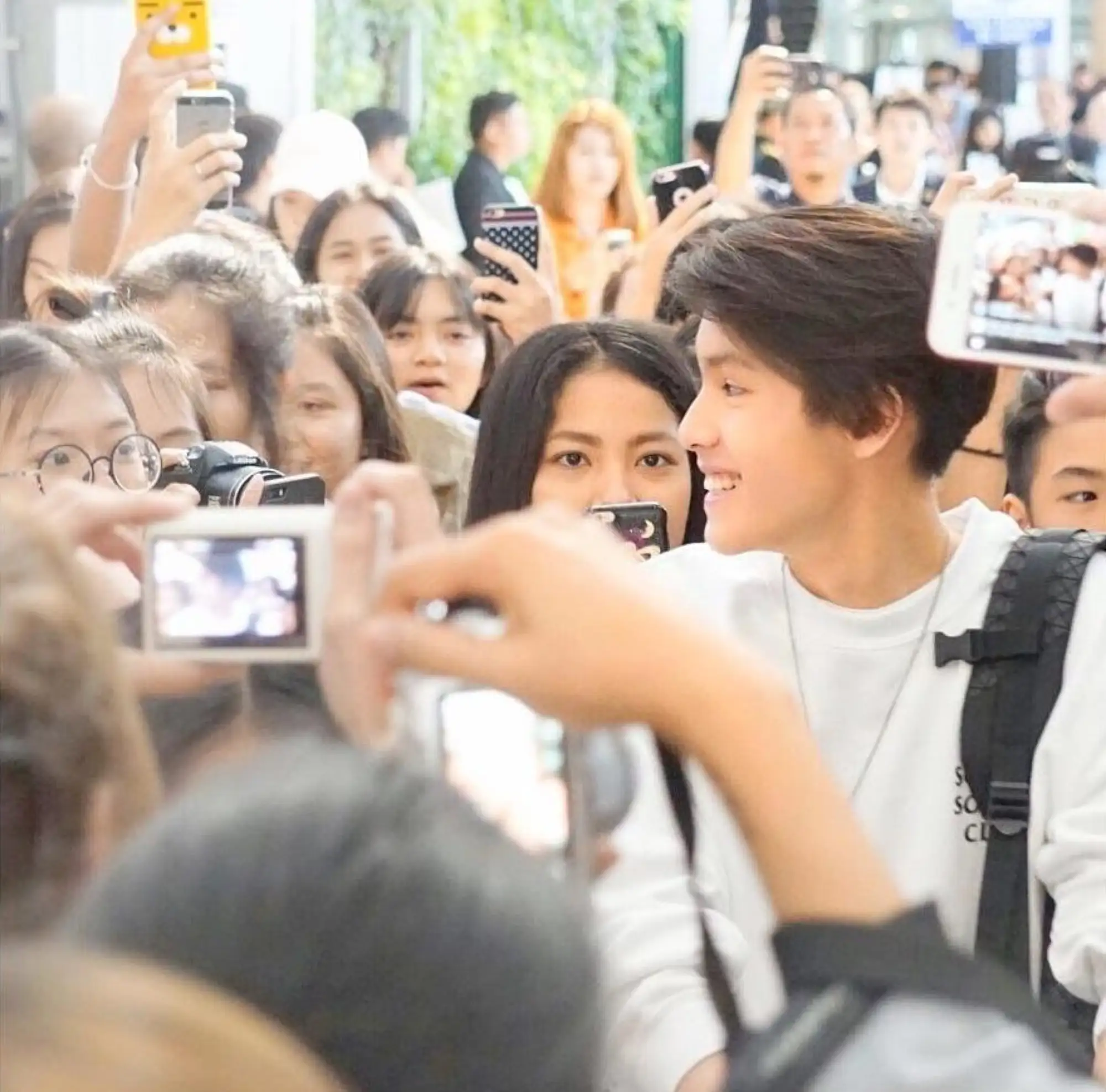 暑假回泰國的時候，機場擠滿了前來接機的粉絲（圖片來源：臉書專頁）