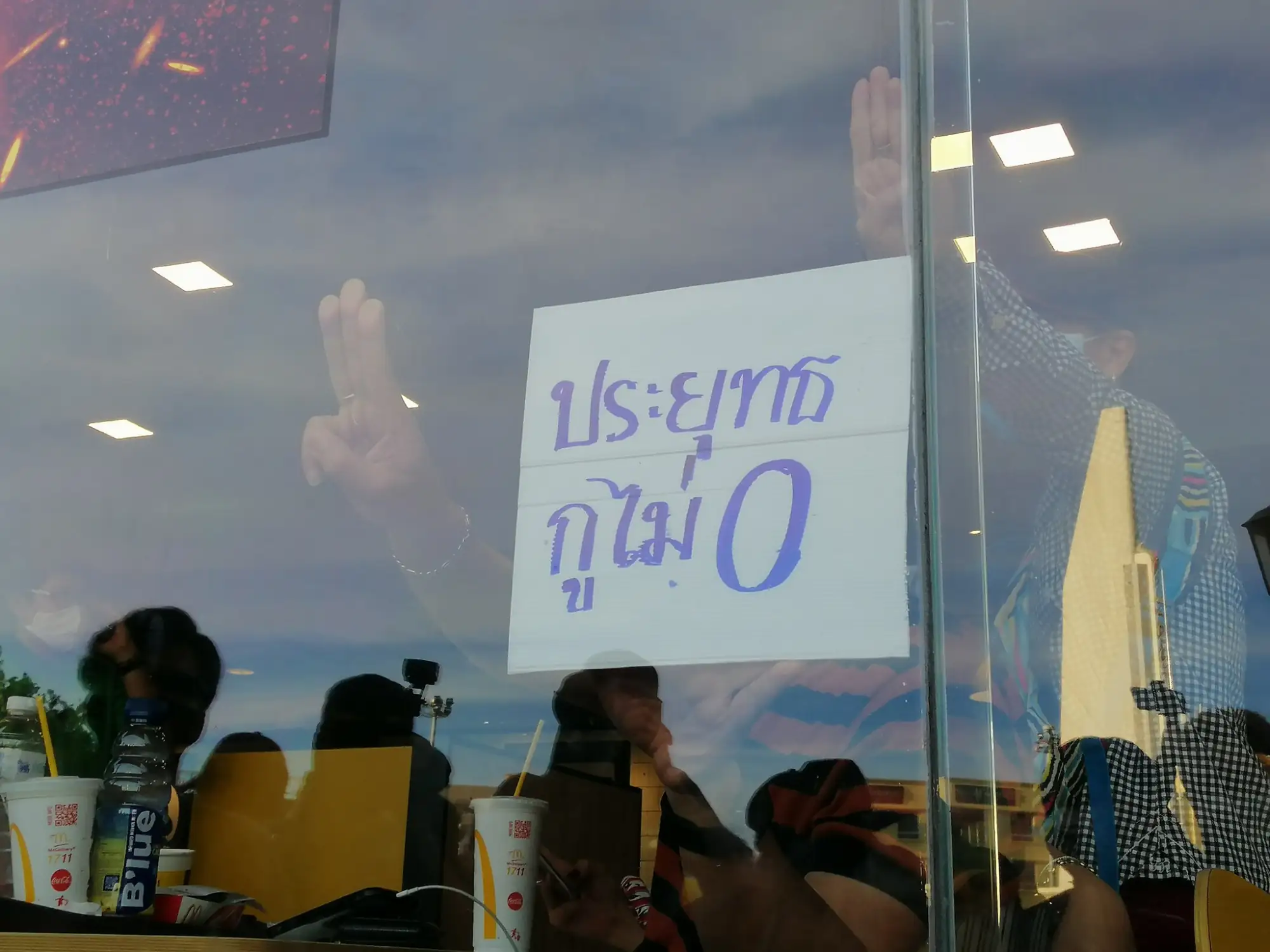 泰国民众举着：「巴育我不ok」的抗议牌（图片来源：Twitter）