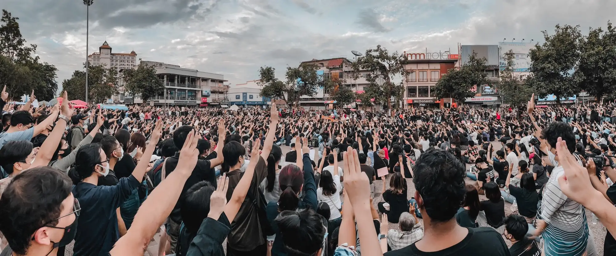 泰国抗议民众不时高举受电影《飢饿游戏》启發的「三指」手势，表达反抗极权政府的精神象徵（图片来源：Twitter）