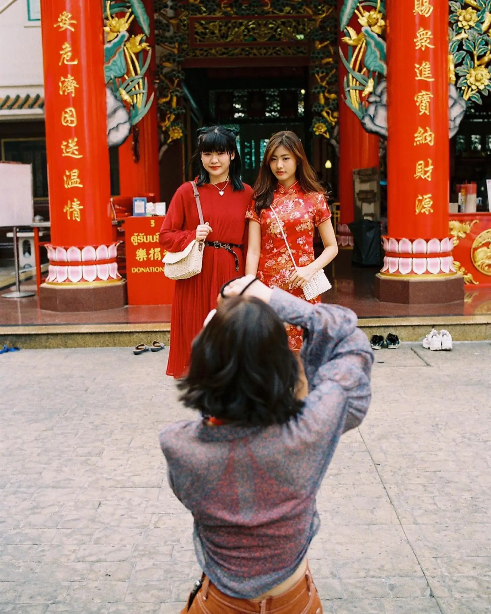 泰劇《模犯生》女主June BNK48給朋友們拍照(圖片來源:官方臉書@Juné BNK48)