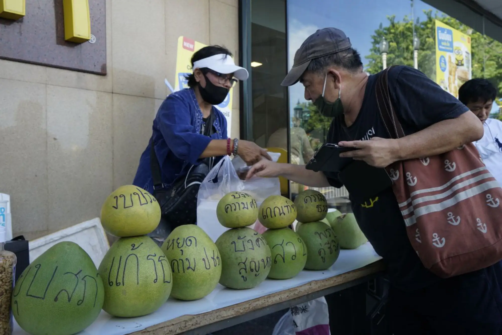 泰國反政府示威，民眾把不滿寫在柚子上（圖片來源：Twitter）