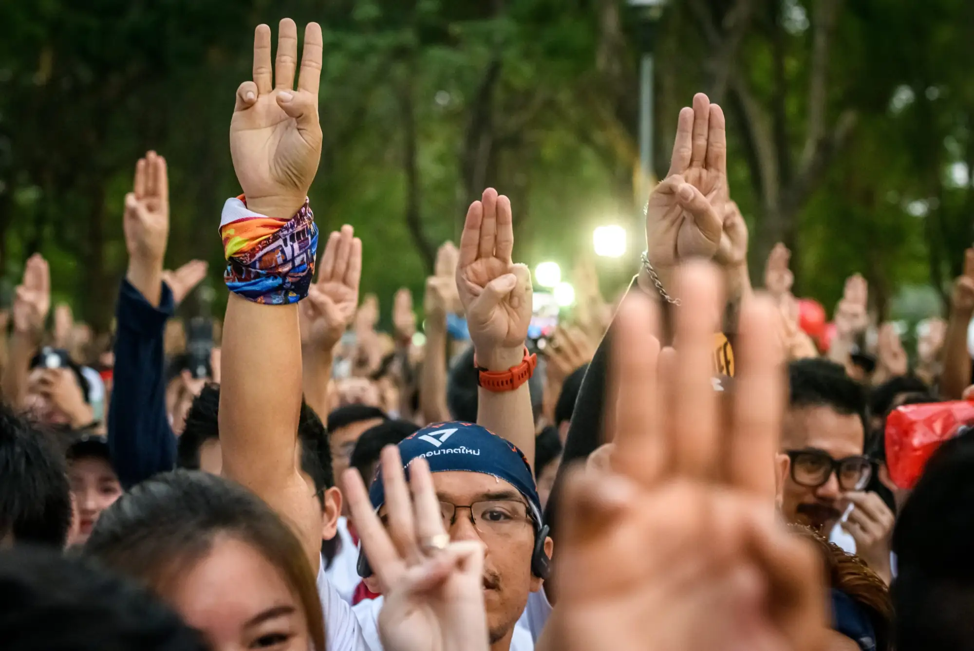泰国孔敬、呵叻群众高举三指手势（图片来源：THAI ENQUIRER）