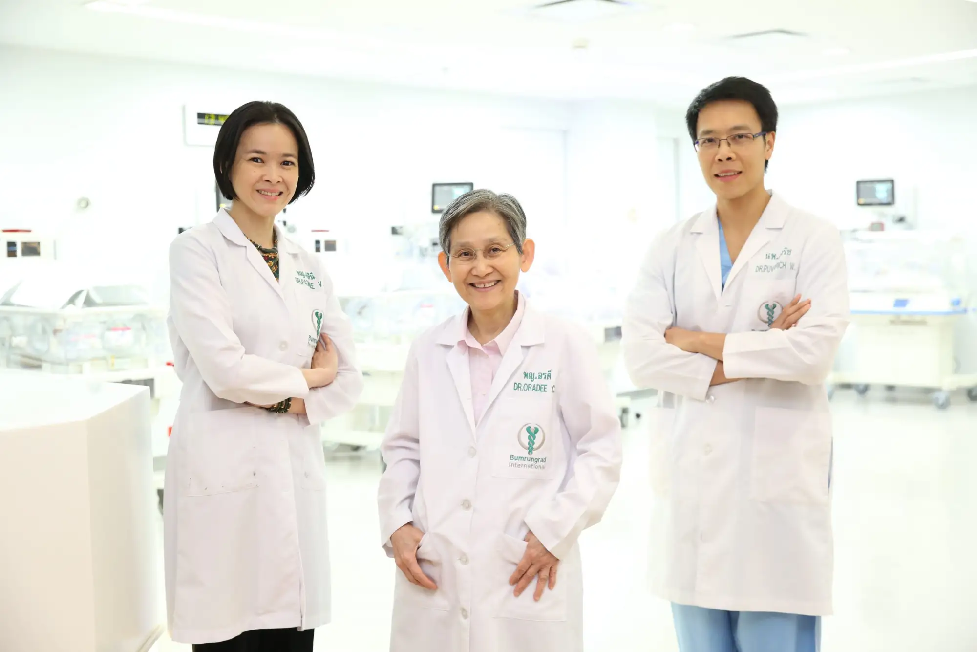 泰國康民醫院NICU由具有心臟與腦部外科次專科資格的小兒外科醫師組成，輔以各領域專家(圖片來源：BIH) 左起： Dr. Pasinee Techavijit,Prof.Dr. Oradee Chandavasu,Dr. Keerit Wongsukkasem