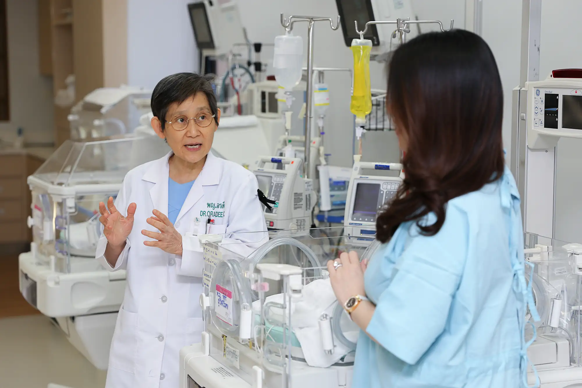 泰國康民醫院具備多項次專科資格的專家，與產婦與家屬溝通解釋病情(圖片來源：BIH)