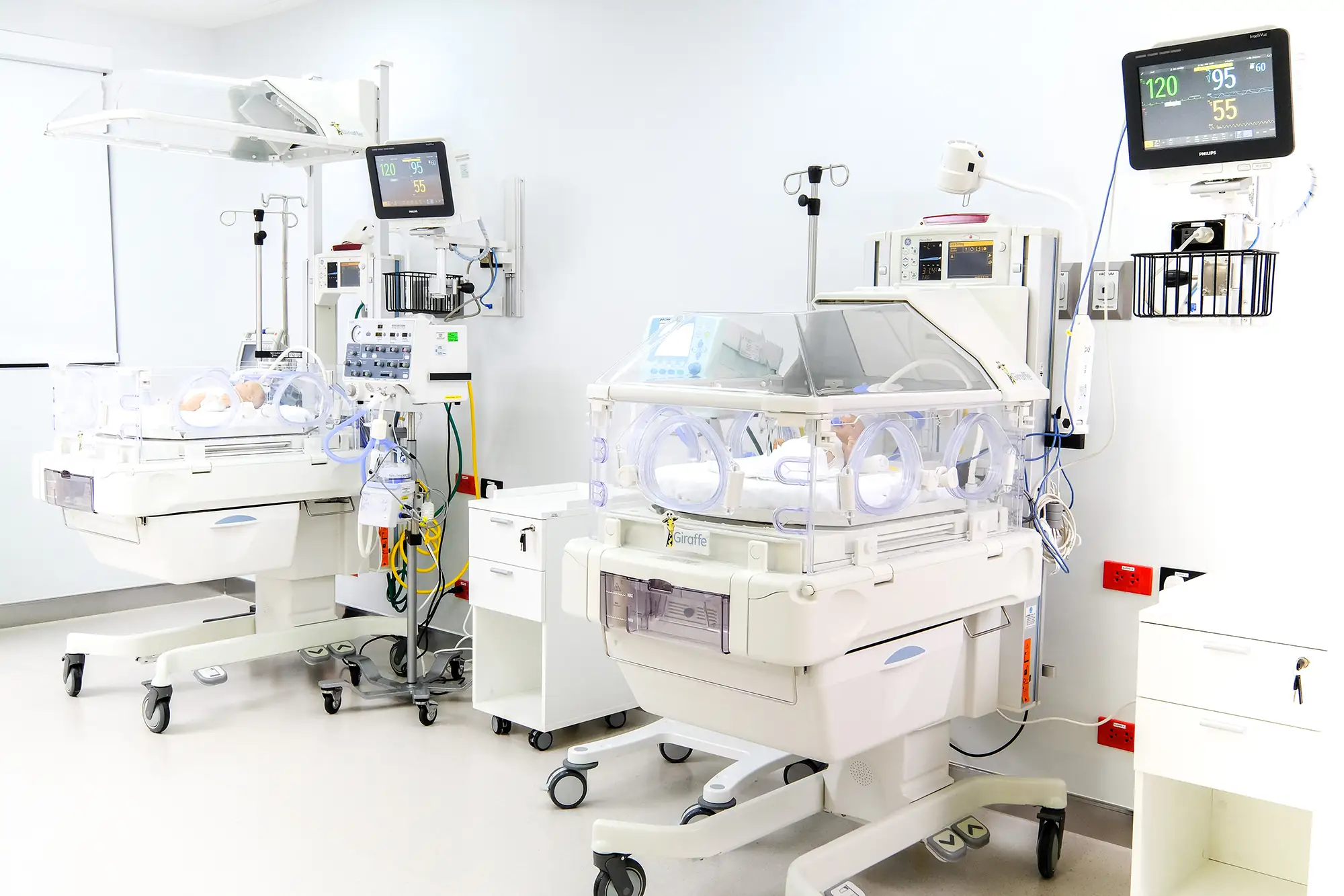 泰國康民醫院具備多項尖端設備，從避免早產兒肺部受損的高頻通氣助呼吸、葉克膜皆一應俱全，把握黃金搶救時機(圖片來源：NICU)