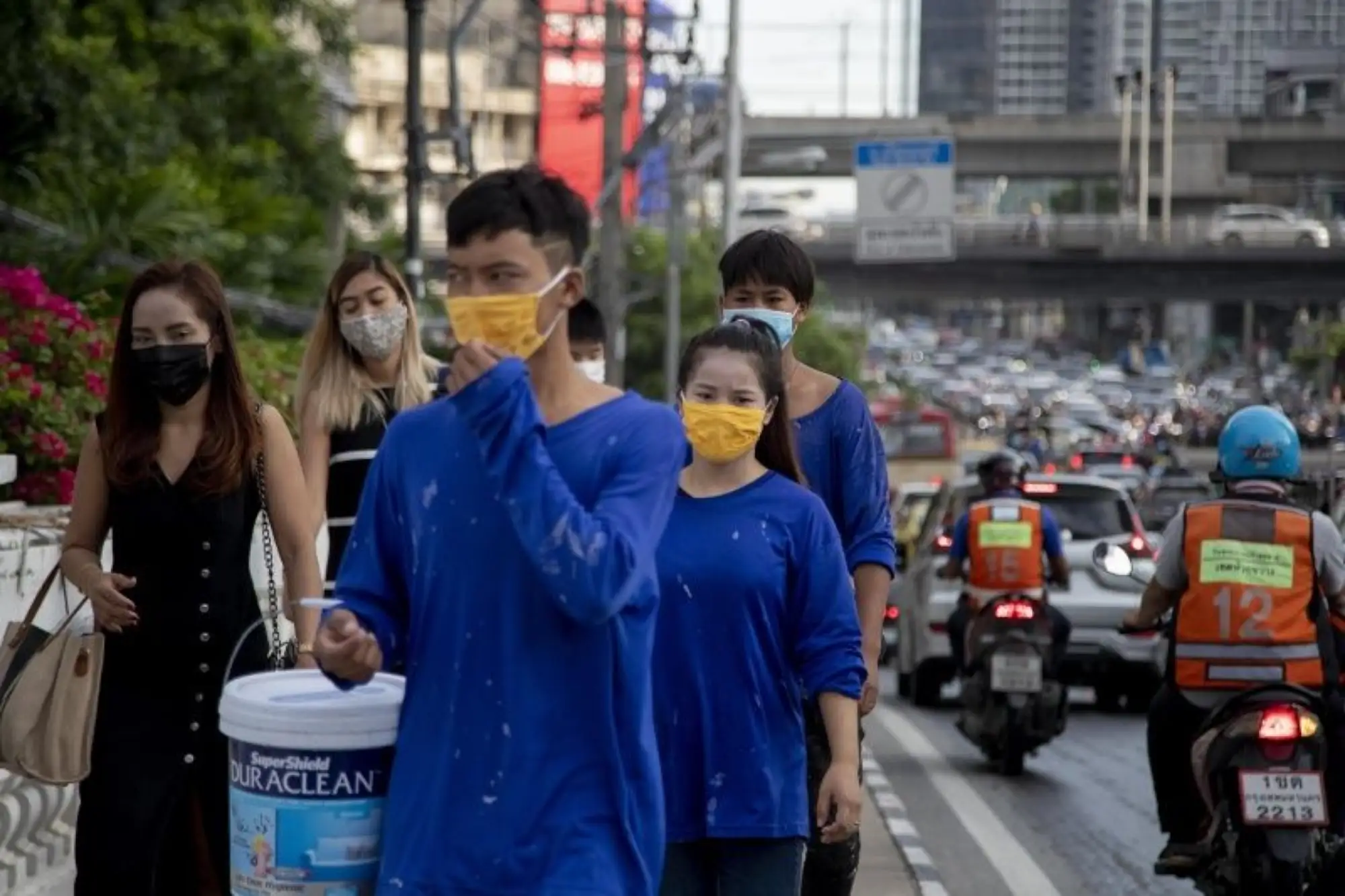 曼谷街頭近日的防疫民眾（來源：美聯社）