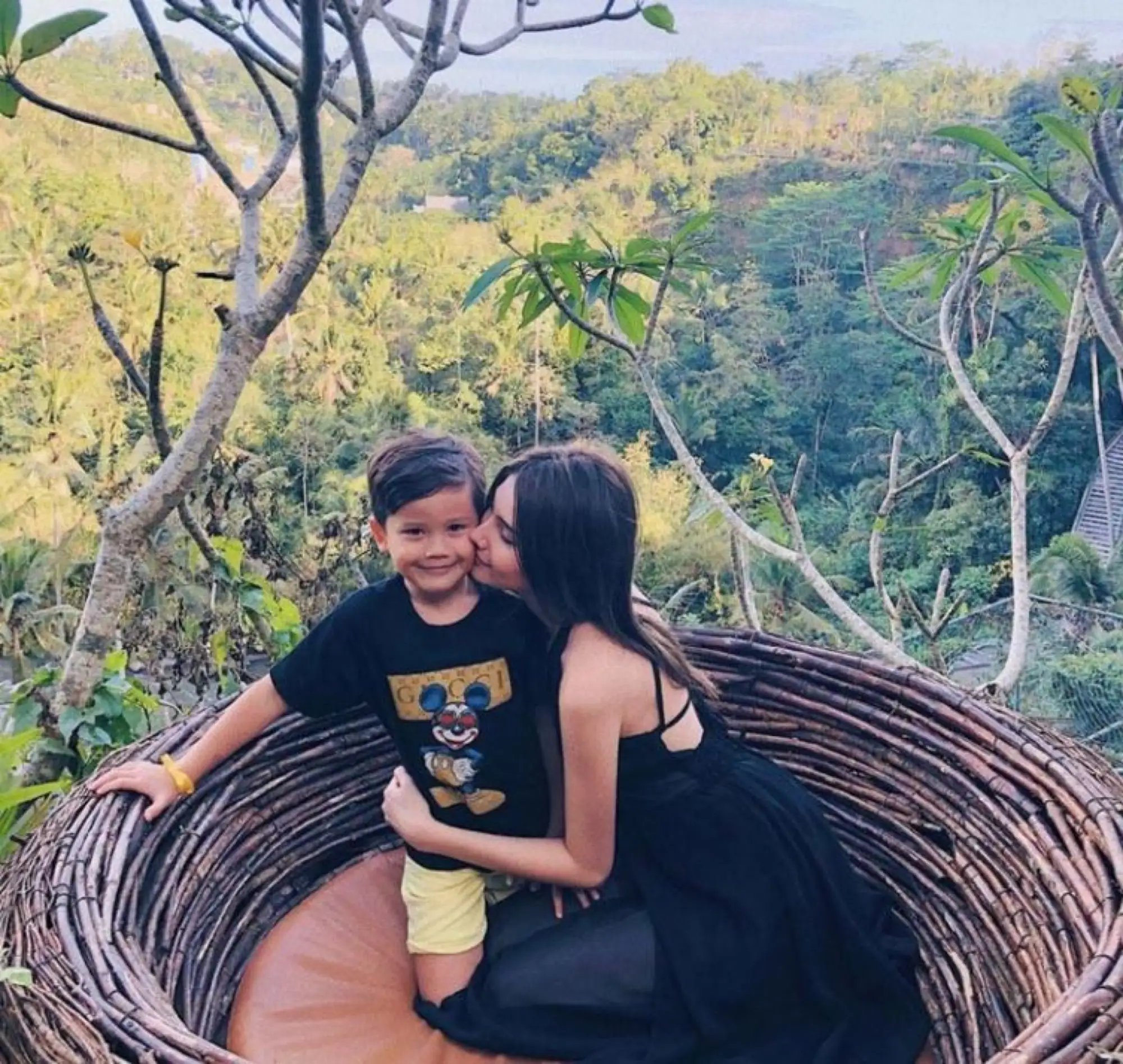 泰国明星Sarah和儿子合影（图片来源：IG）