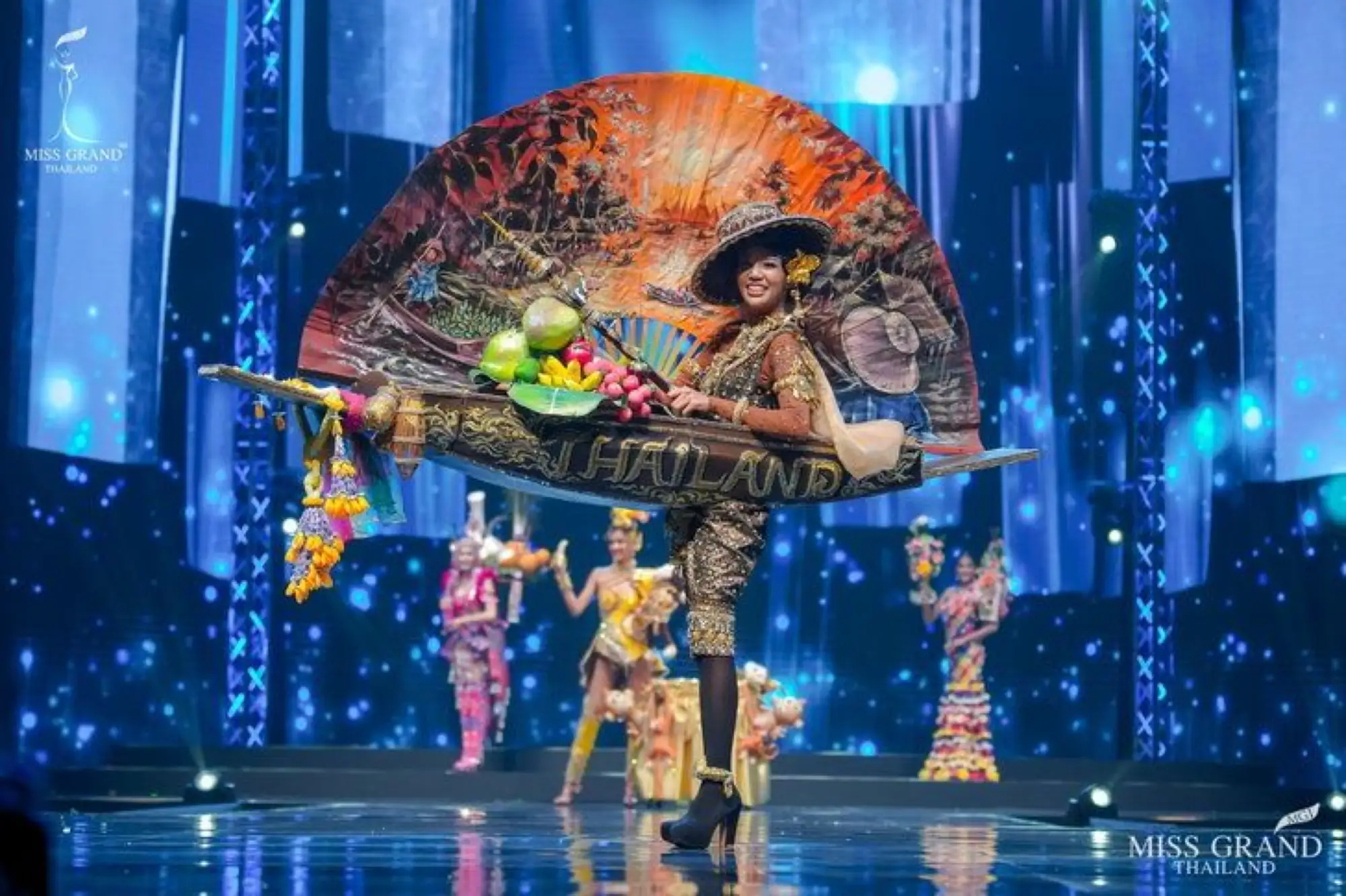 2020年萬國小姐選美大賽最佳民族服飾獎，獲獎者是來自身著“泰國水上市場裝”叻丕府的佳麗。（圖片來源：IG@missgrandthailand）