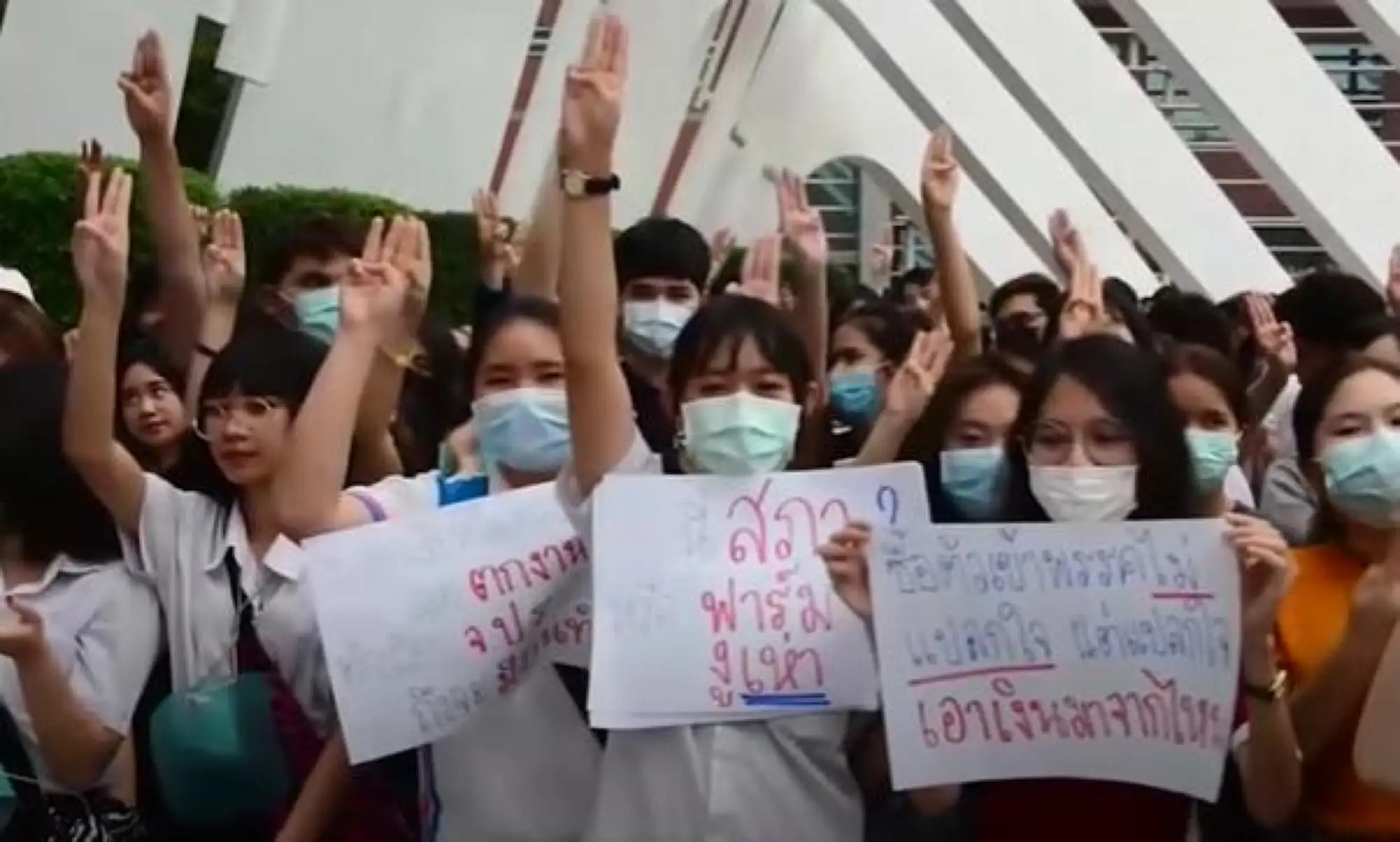 泰國抗議者舉起的三指表達了和平、自由、弟兄姊妹的情誼（圖片來源：sanook）