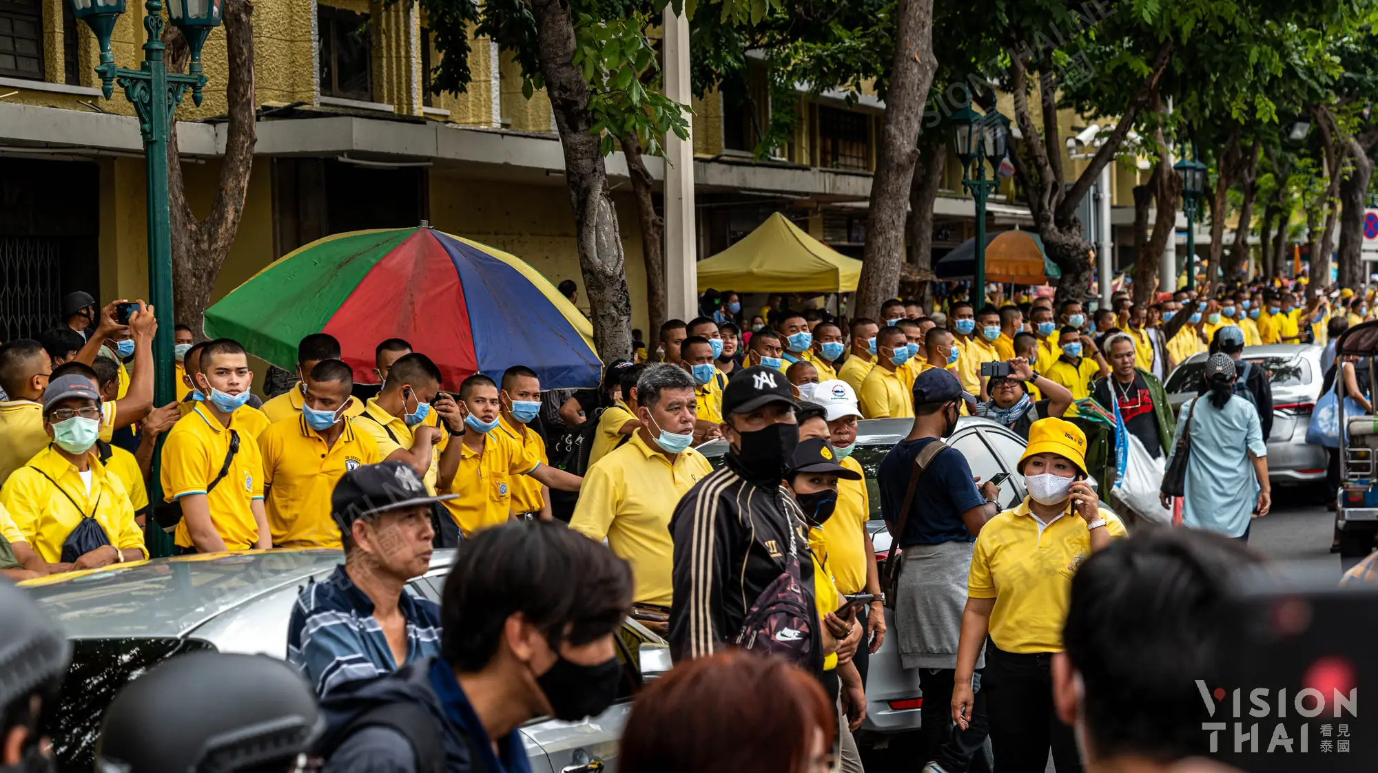 保王派团体穿着黄衣同时聚集（图片来源：VISION THAI）