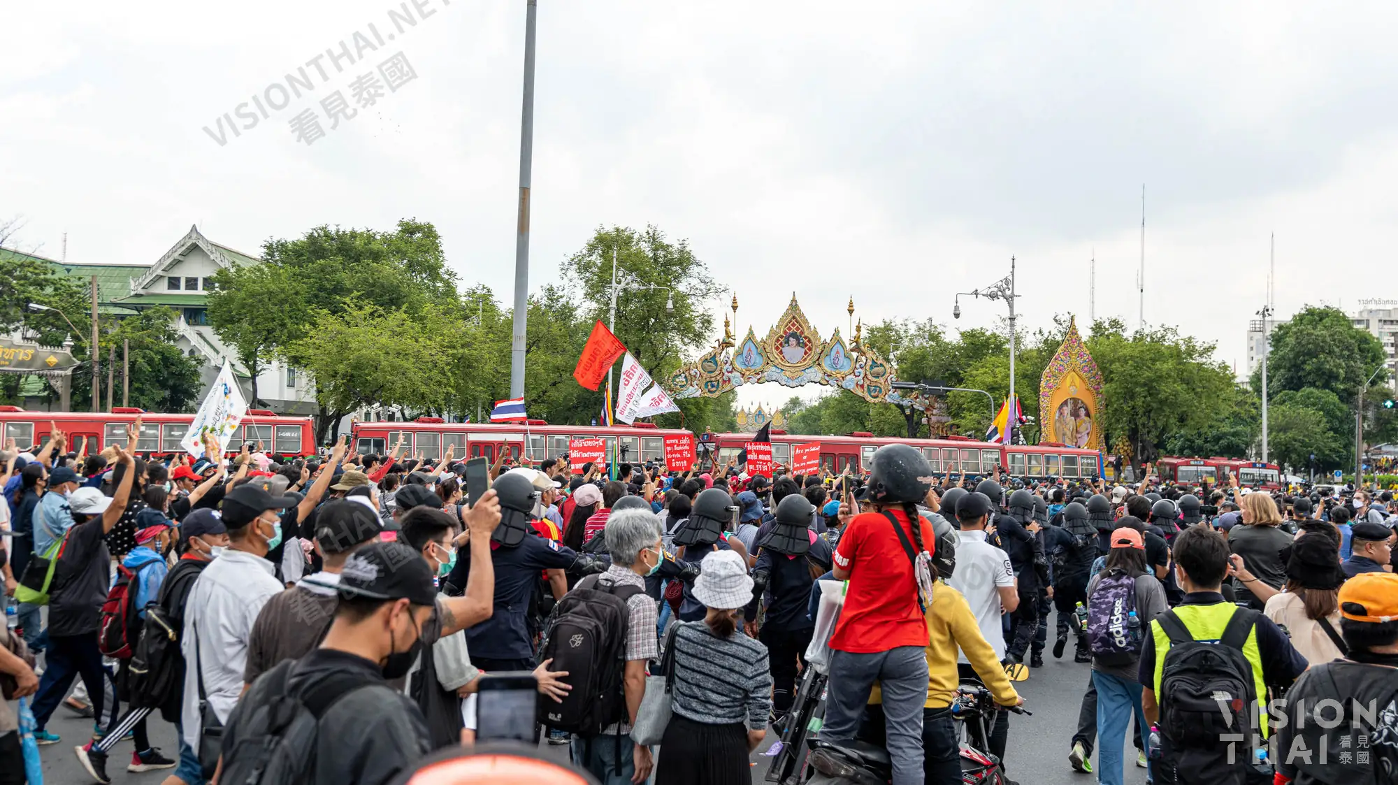 警方在抗议团体行进路线中以公车设路障（图片来源：VISION THAI）