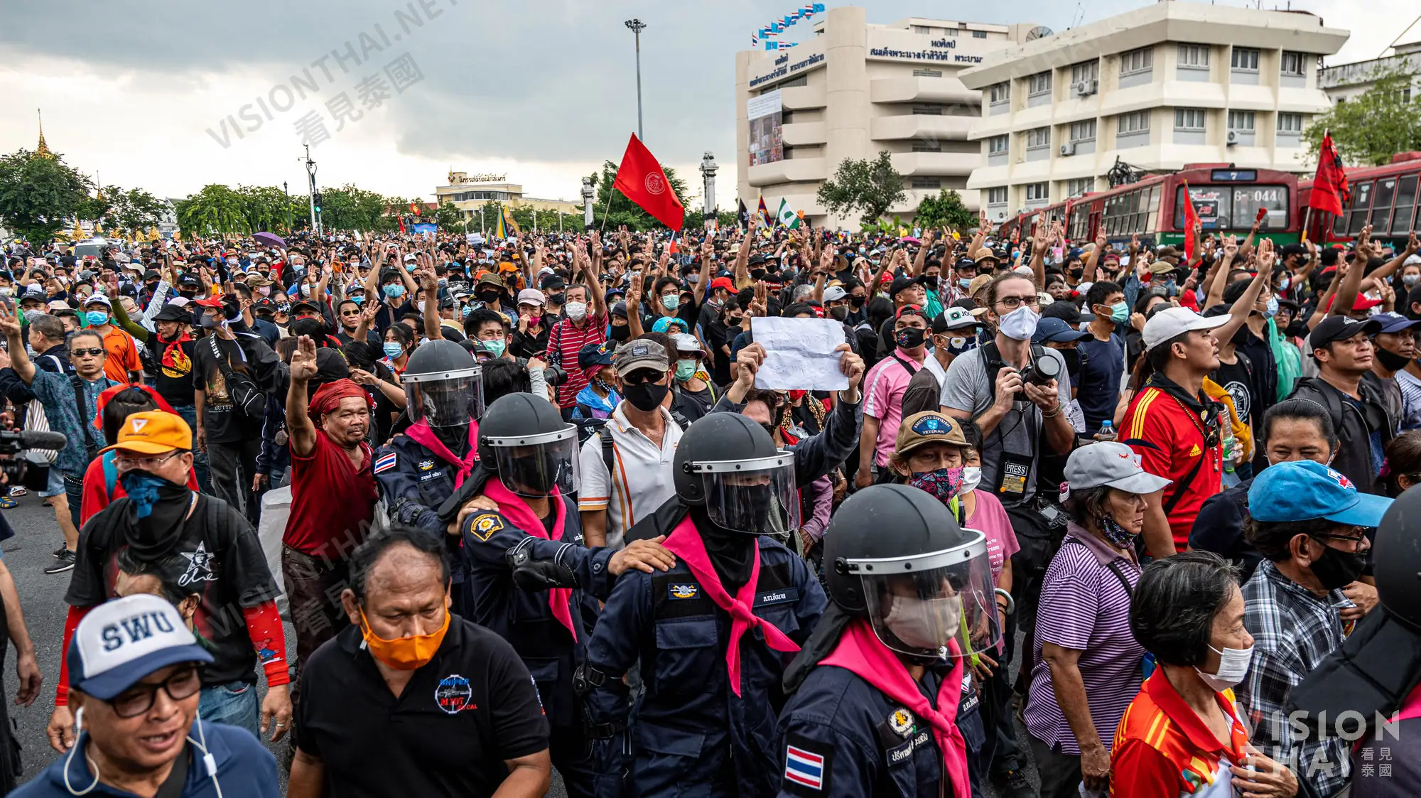 警方在抗議團體行進路線中以公車設路障（圖片來源：VISION THAI）
