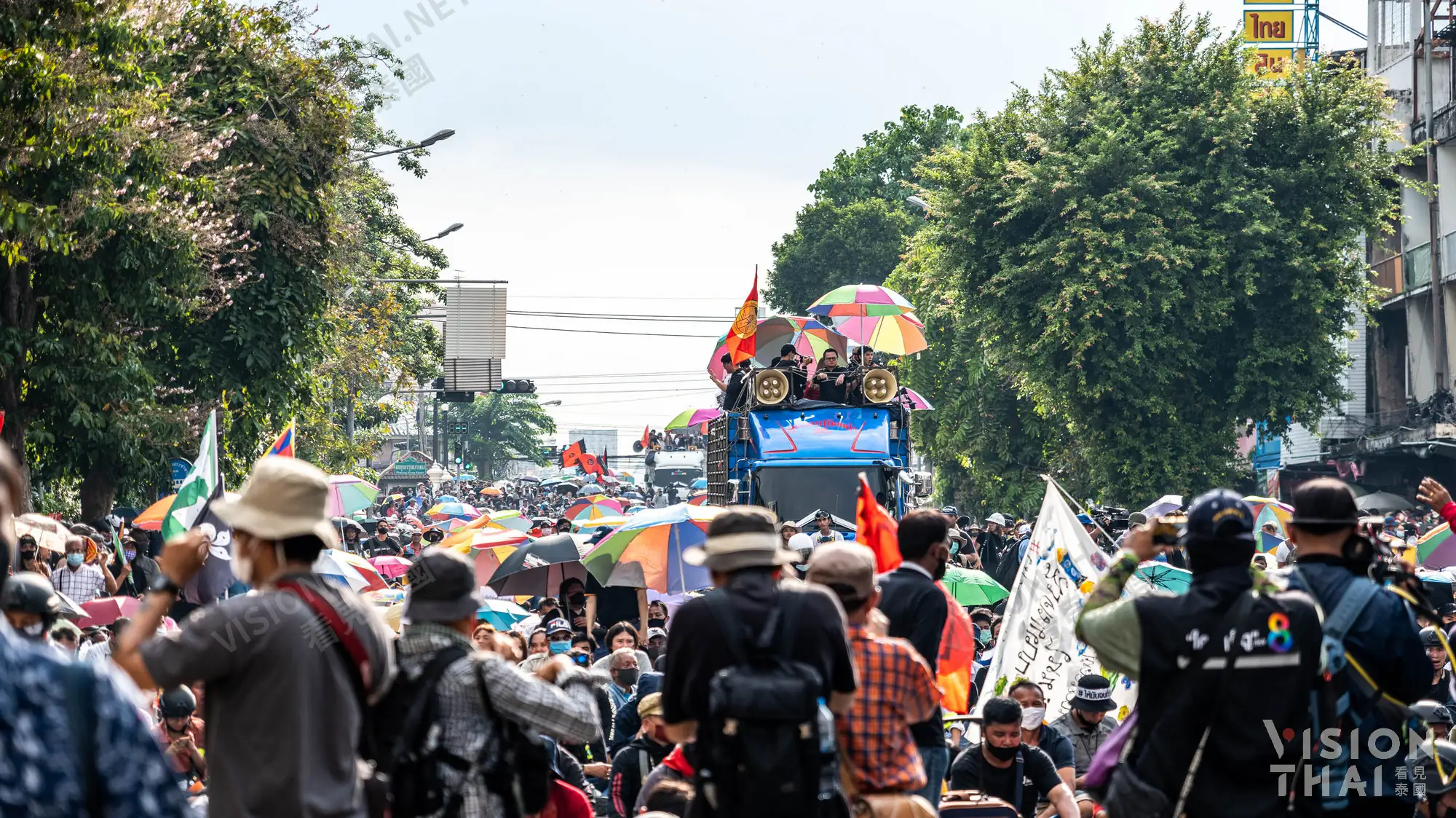 泰國反政府抗議領袖阿農(Arnon Nampa)引領民眾從民主紀念碑前往國務院（圖片來源：VISION THAI）