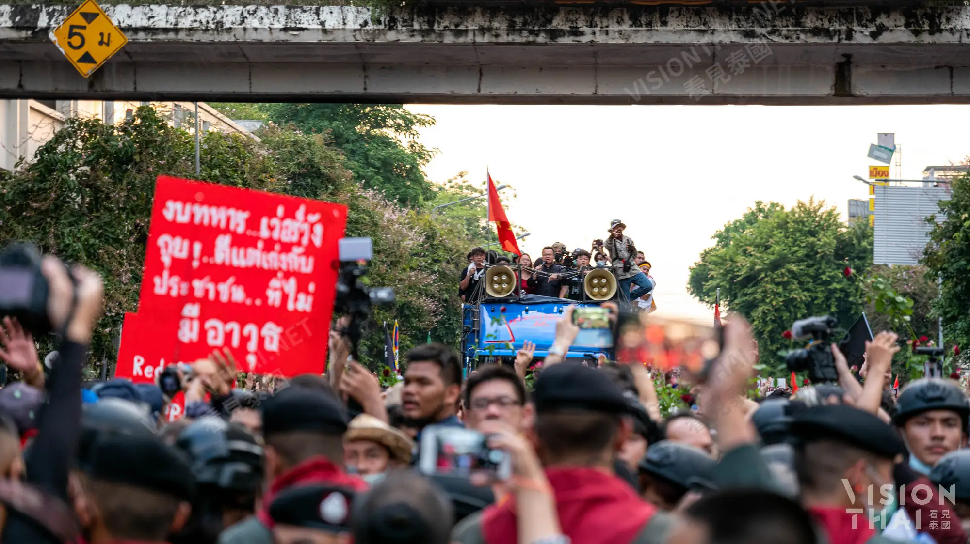 泰國反政府抗議領袖阿農(Arnon Nampa)站上遊行前導車，表達三大抗爭訴求（圖片來源：VISION THAI）