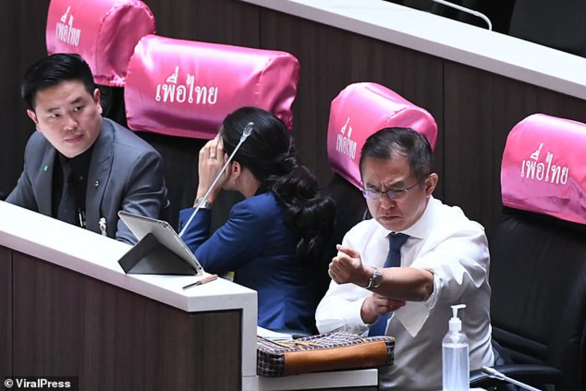 一名來自反對黨的泰國議員在議會中質詢總理巴育突然拿出水果刀往自己手臂上猛畫兩刀，嚇壞眾人。（圖片來源：翻攝自泰國立法院釋出影片）