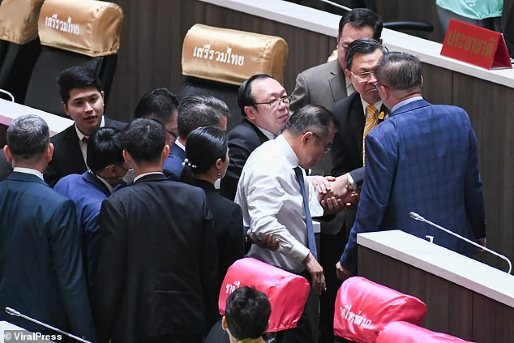 一名來自反對黨的泰國議員在議會中質詢總理巴育突然拿出水果刀往自己手臂上猛畫兩刀，嚇壞眾人。（圖片來源：翻攝自泰國立法院釋出影片）