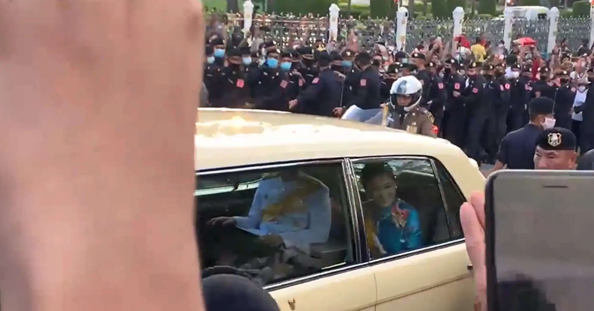 泰國反政府抗議群眾圍堵王家車隊（圖片來源:網路影片截圖）
