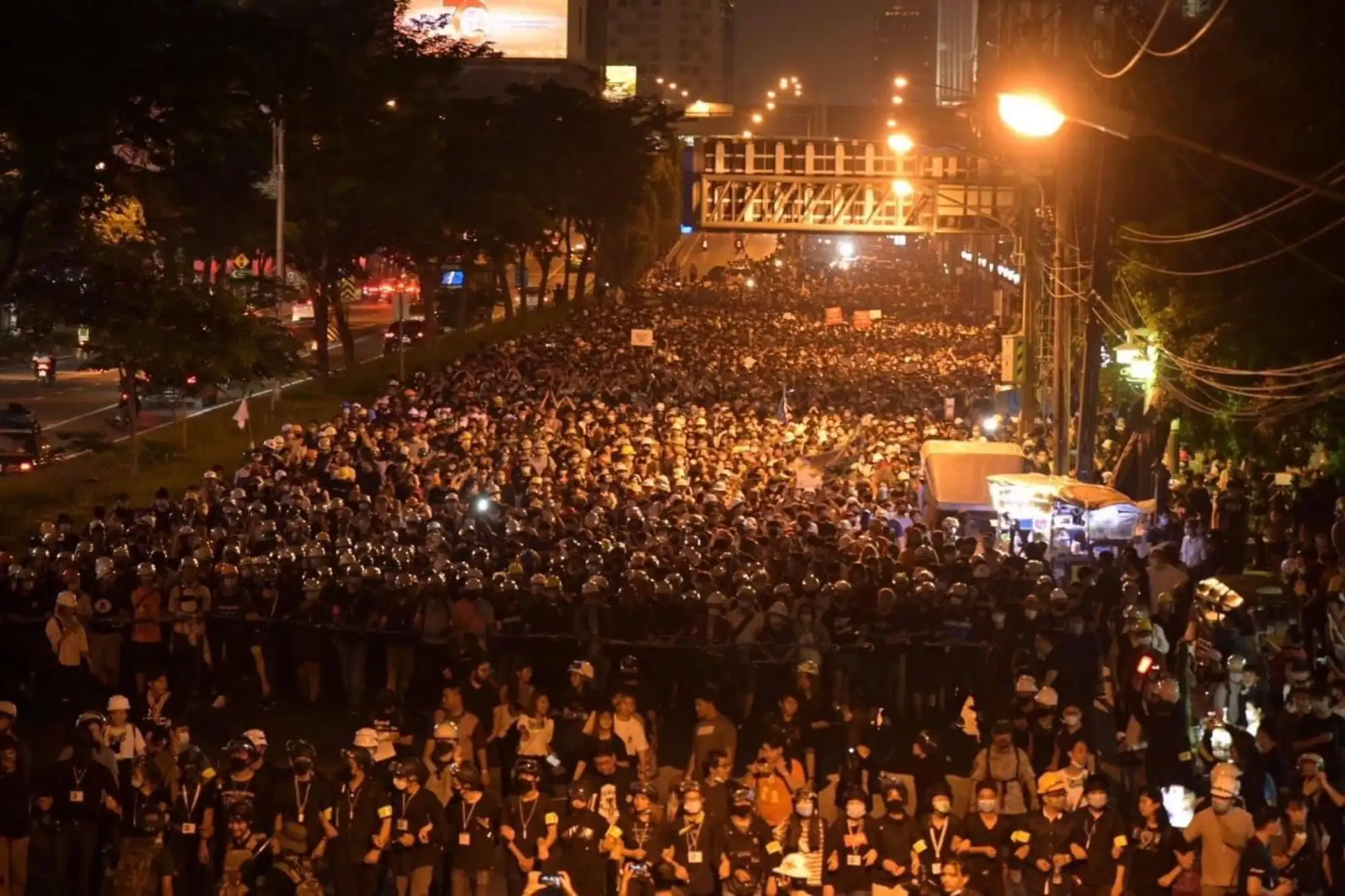 泰国示威群众集结曼谷德国大使馆（图片来源：Free YOUTH)）