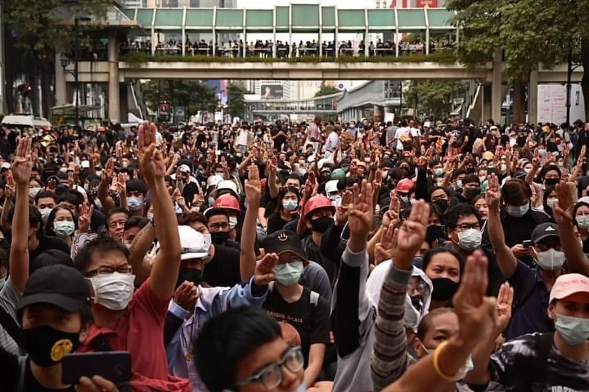 數千名泰國示威者10月25日集結四面佛商圈向政府施壓（圖片來源：Free YOUTH)）