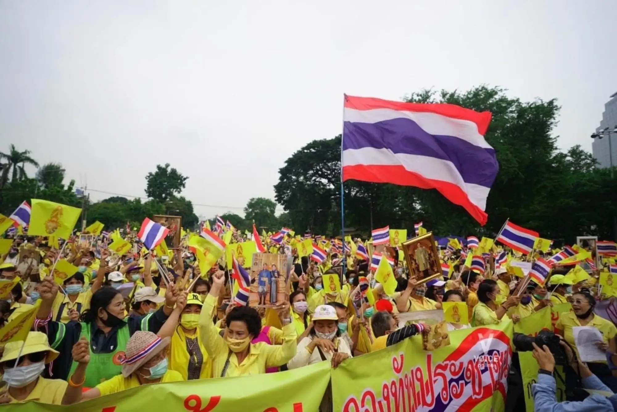 泰國保王派黃衫集結喊「泰王萬歲」 （圖片來源：Voice TV）