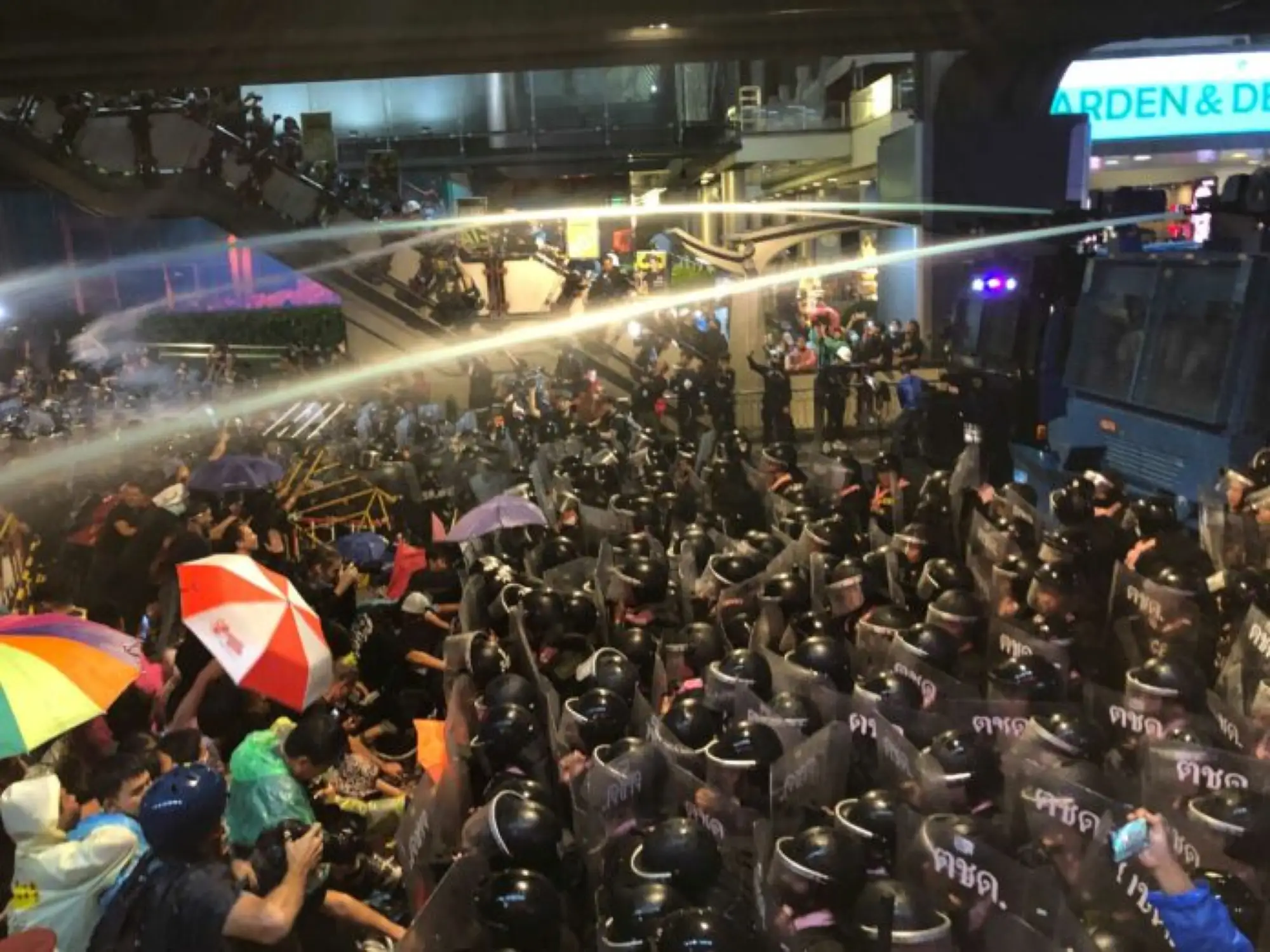 泰國警方出動水砲車 以藍色水柱驅離示威人士（圖片：Khaosod）