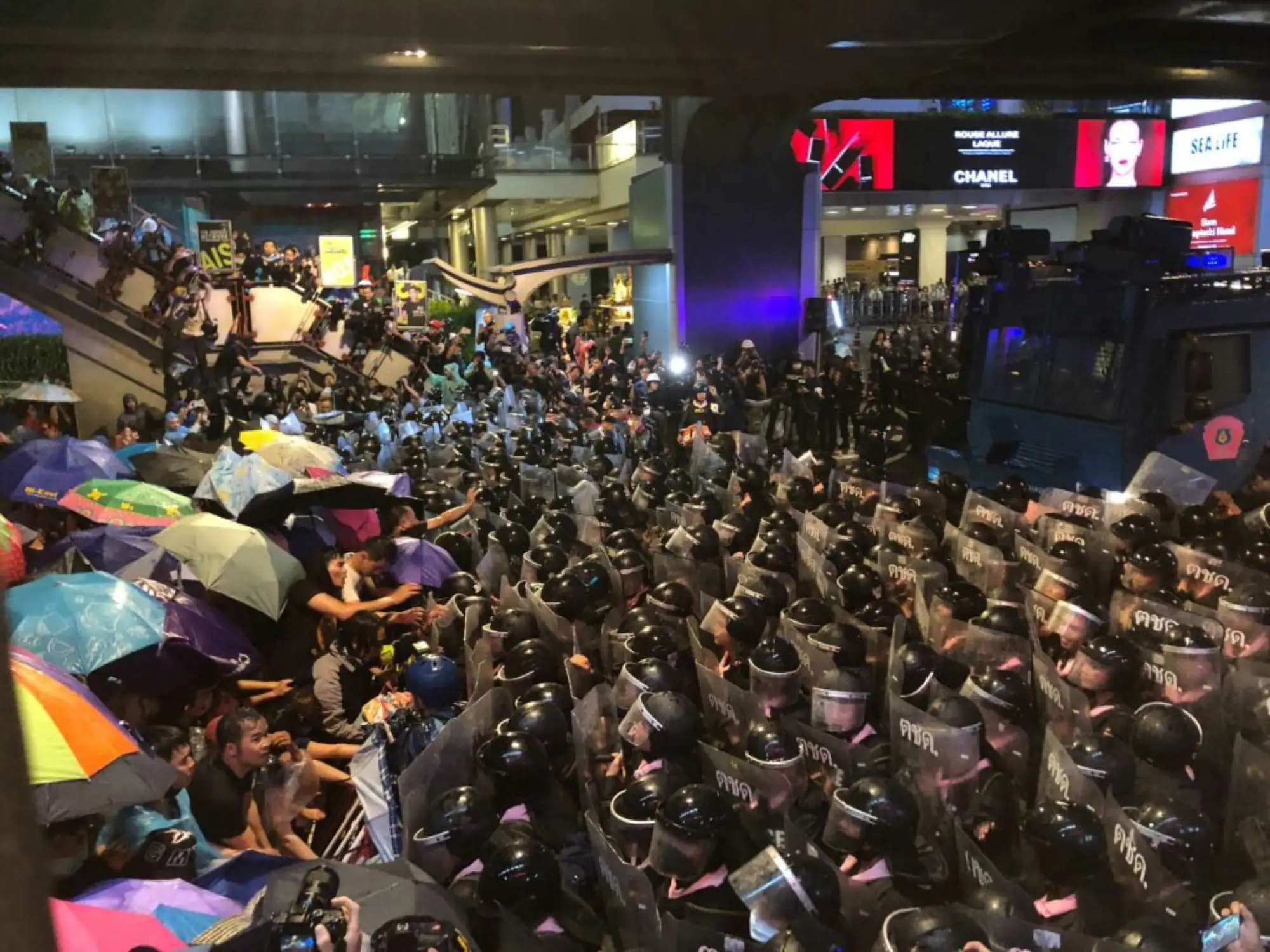 泰國示威活動16日在暹羅商圈一帶展開（圖：Khaosod）