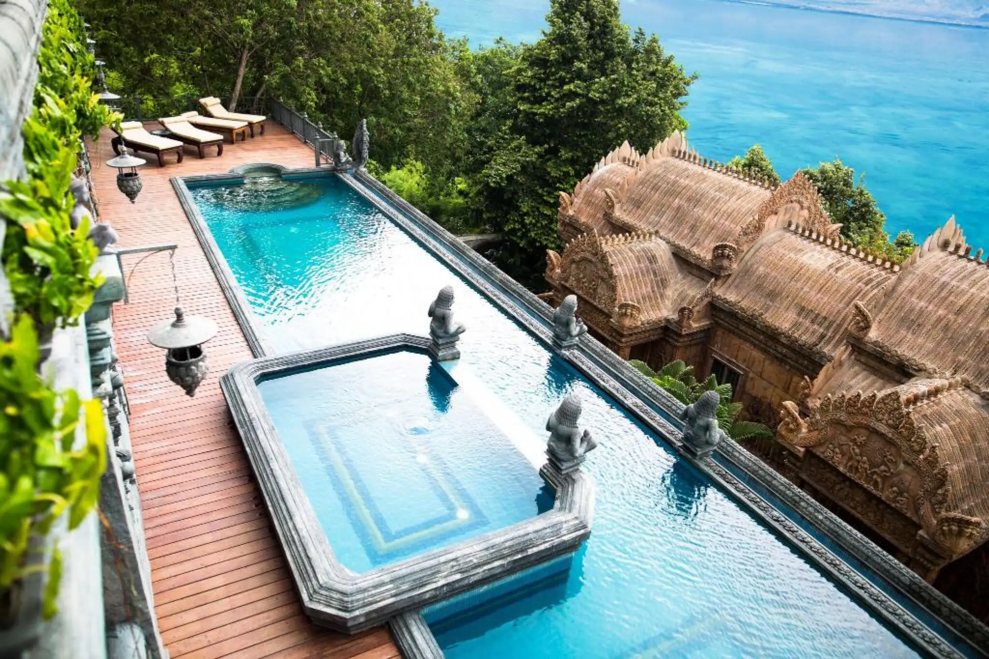 帕岸島宮殿飯店空中泳池也採用柬埔寨設計（圖片來源：Agoda）
