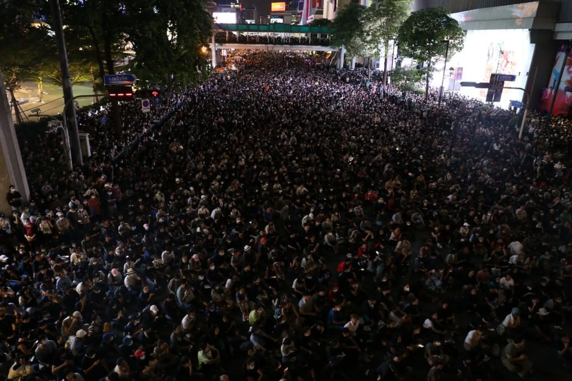 15日泰国示威团体盘据曼谷四面佛centralwOrld一带（图片：Prachatai）