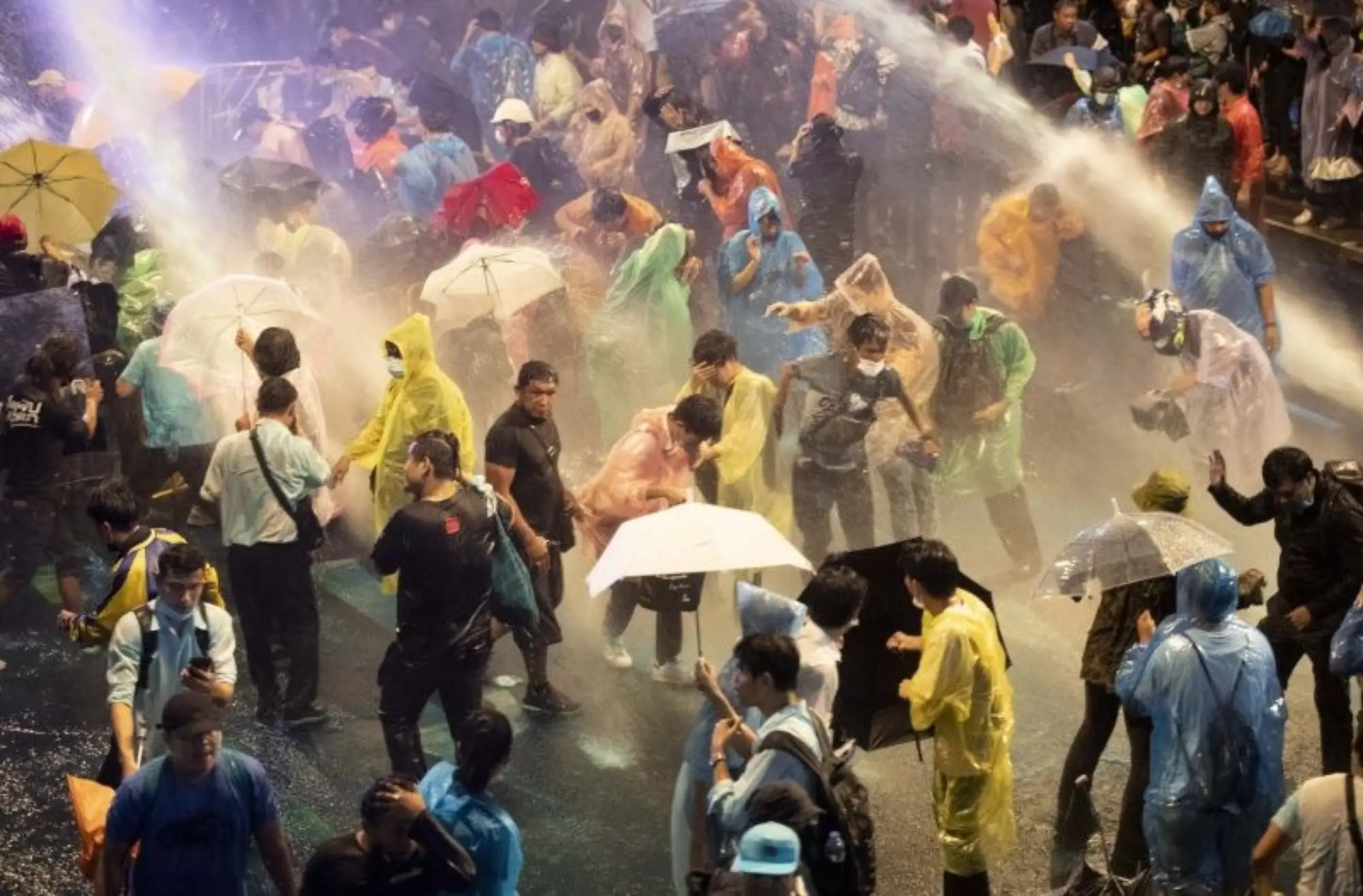 泰国示威现场，警方动用水砲车驱离示威群众（图片来源：美联社／达志影像）