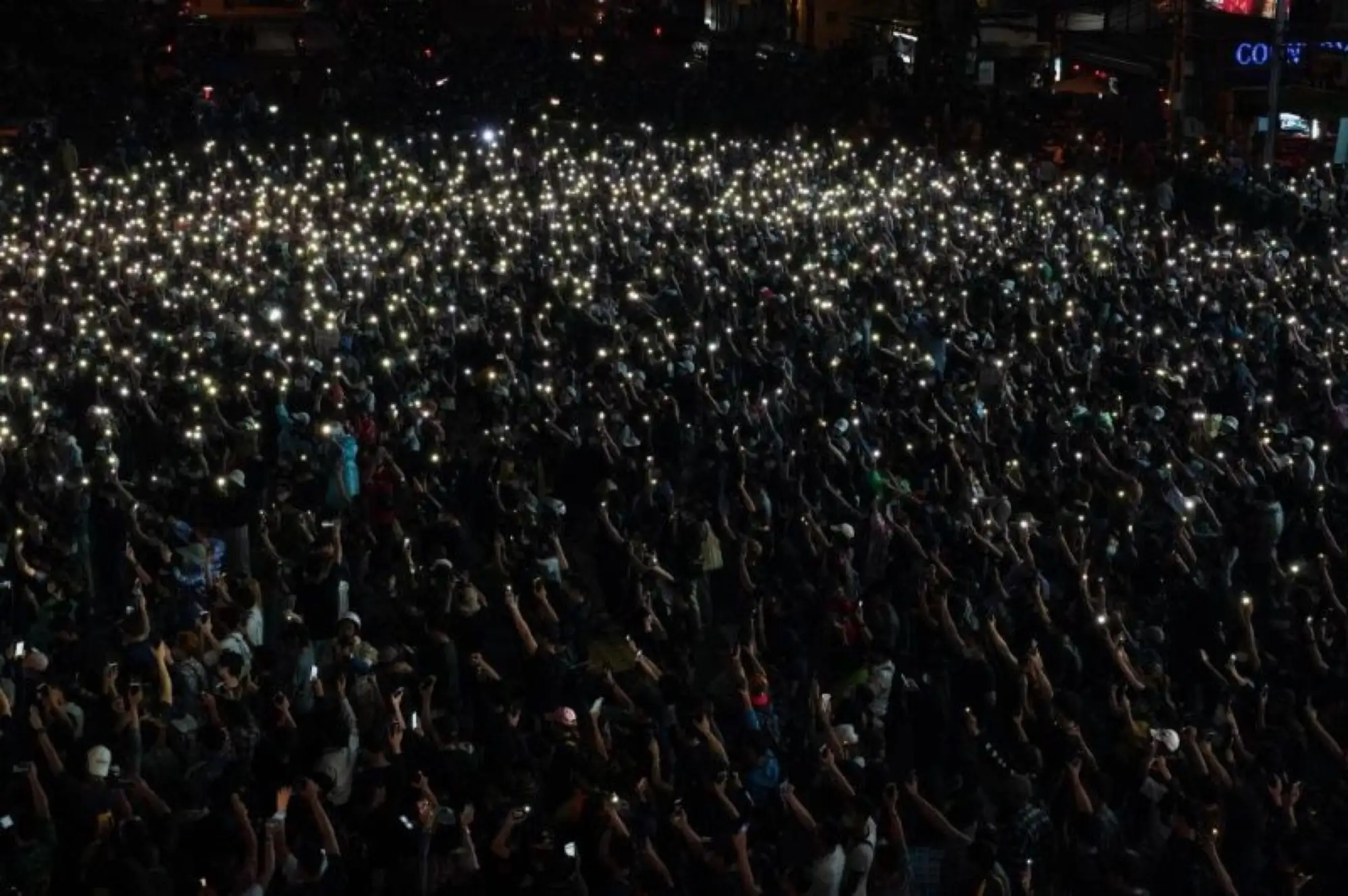 18日晚間泰國示威者高舉燈光。（圖片來源：翻攝自 Twitter@prachatai_en）