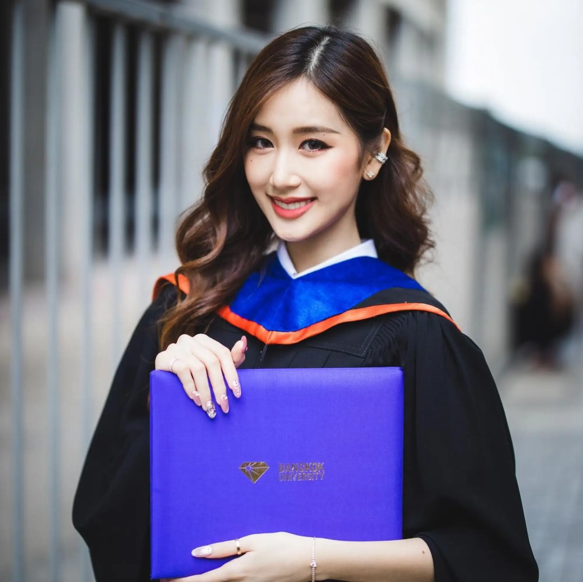 泰國明星穿學士服畢業照，真是高顏值賞心悅目！（圖片來源：IG）