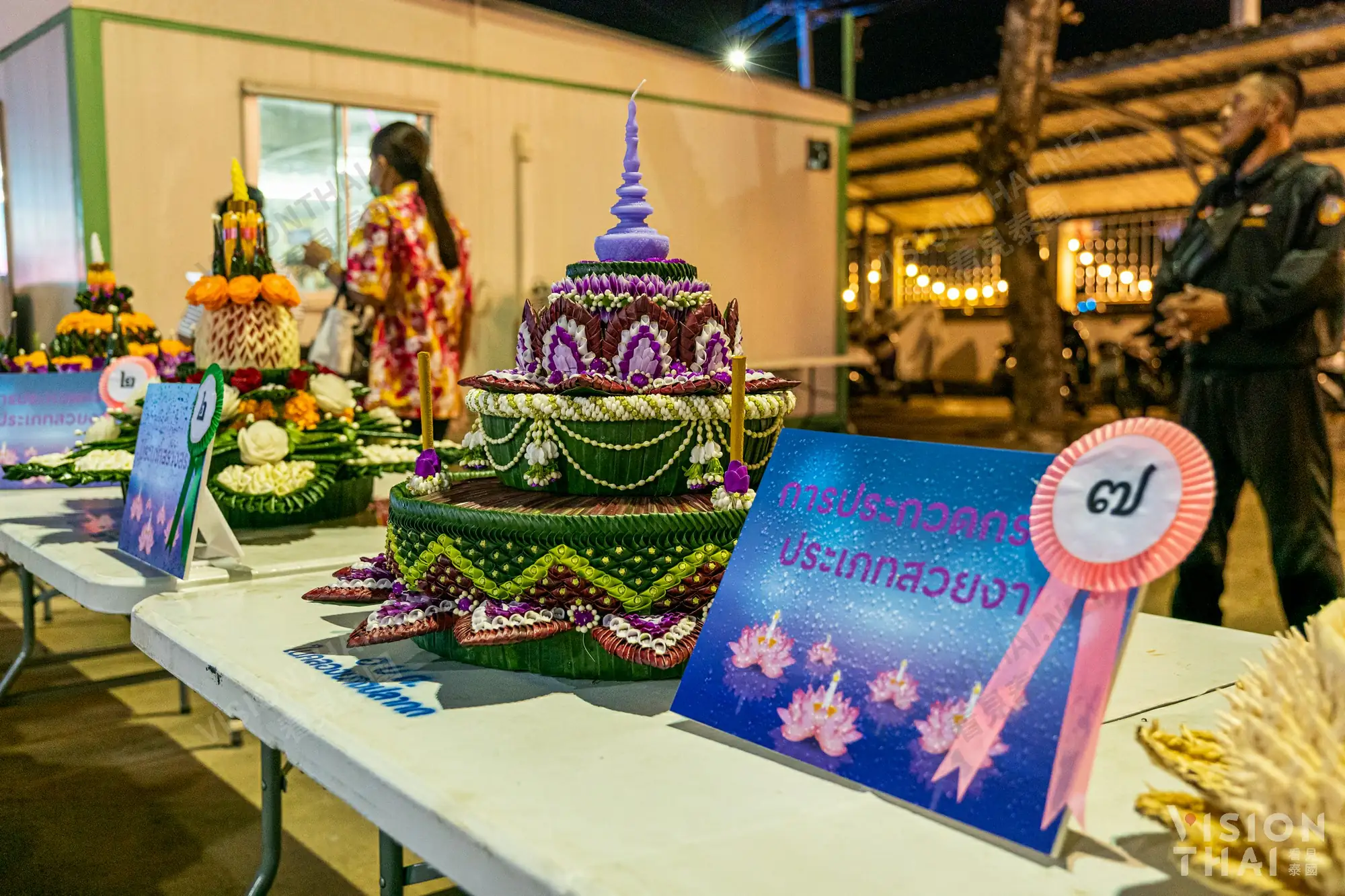 位於泰國北纜府的水燈大賽，要選出最漂亮的水燈。（VISIONTHAI看見泰國）