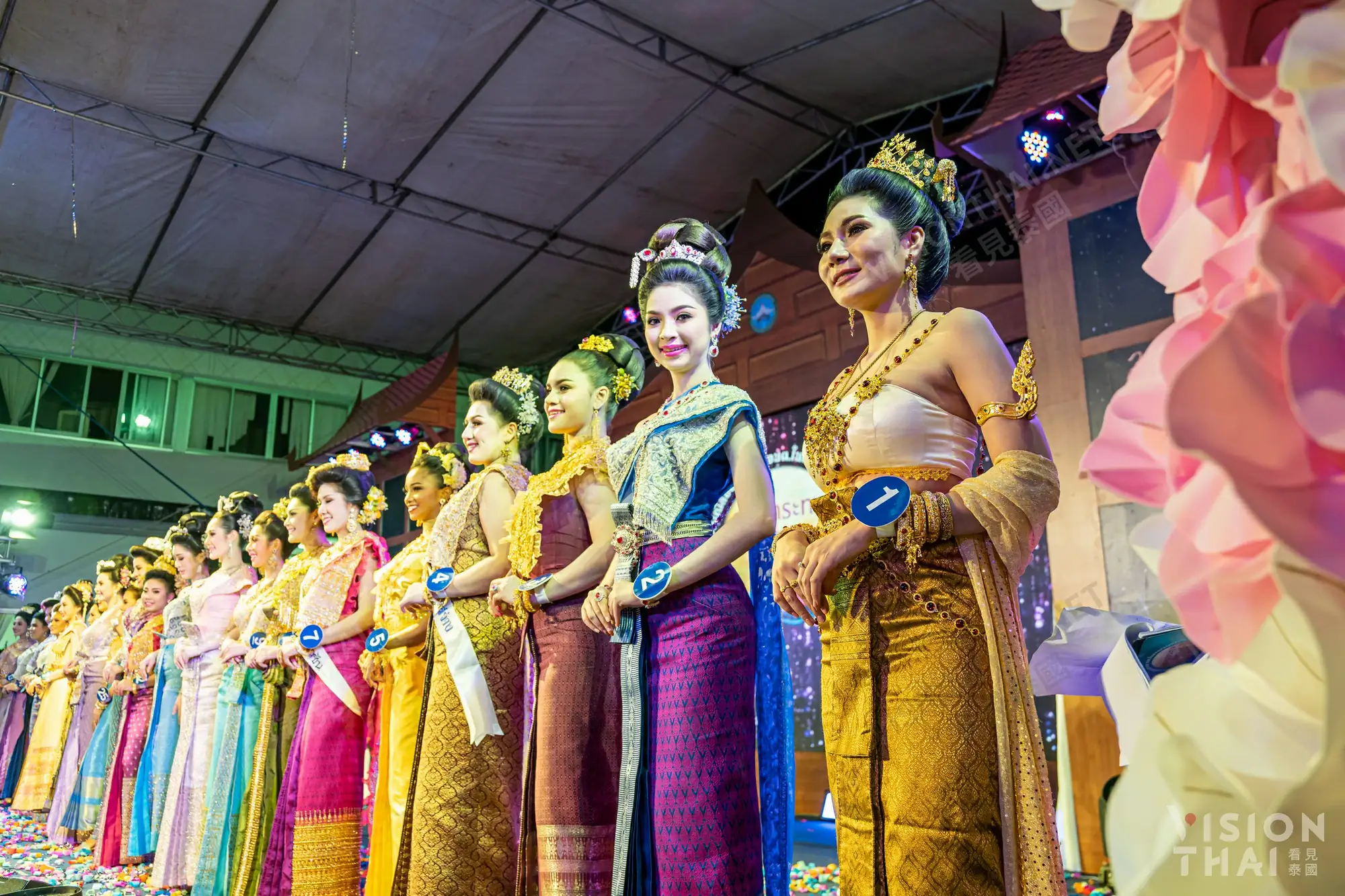 水燈小姐選美大賽中，許多美麗佳麗身穿泰式傳統服飾（VISIONTHAI看見泰國）