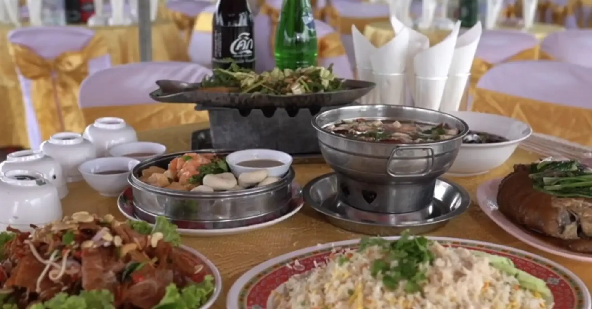 泰国人和家人、朋友习惯共享一大桌子饭菜，这也是泰国的传统。（图片来源：postjung）