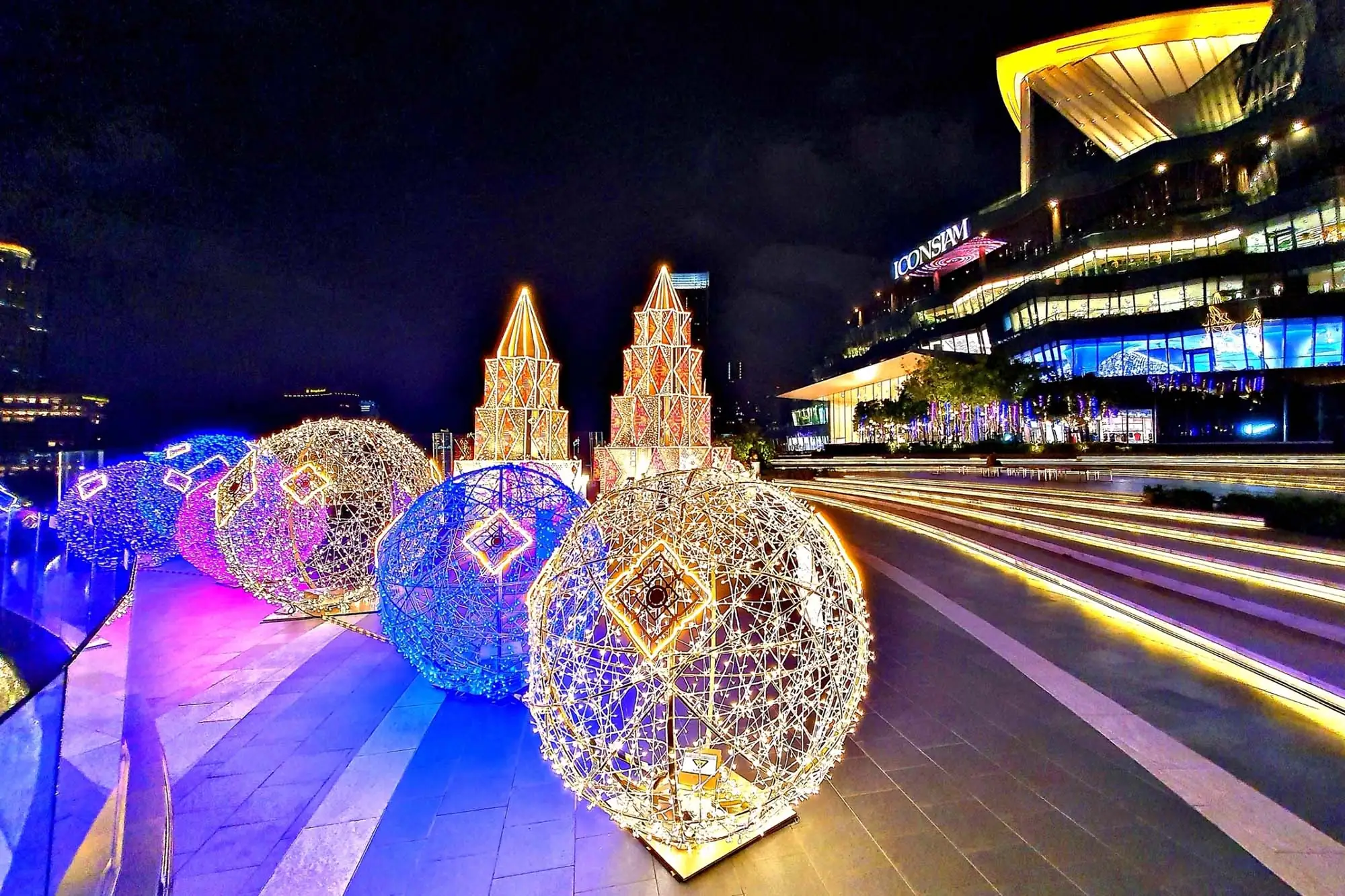 世界顶级平面艺术家Mike Perry打造泰西合璧的圣诞树（图片来源：曼谷ICONSIAM暹罗天地）