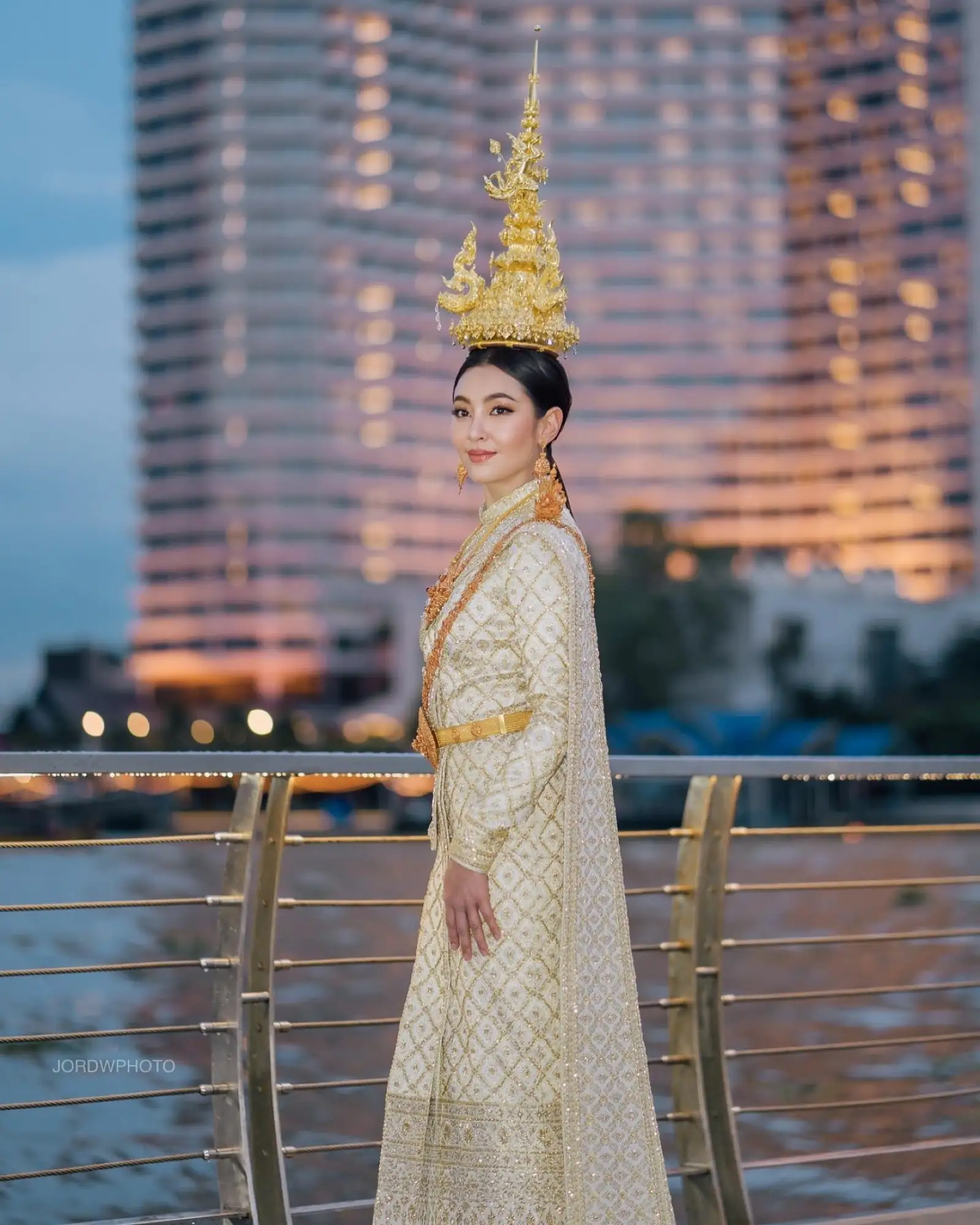 泰国曼谷的购物中心暹罗天地（ICONSIAM）所主办的活动邀请担任「水灯小姐」。（图片来源：推特）